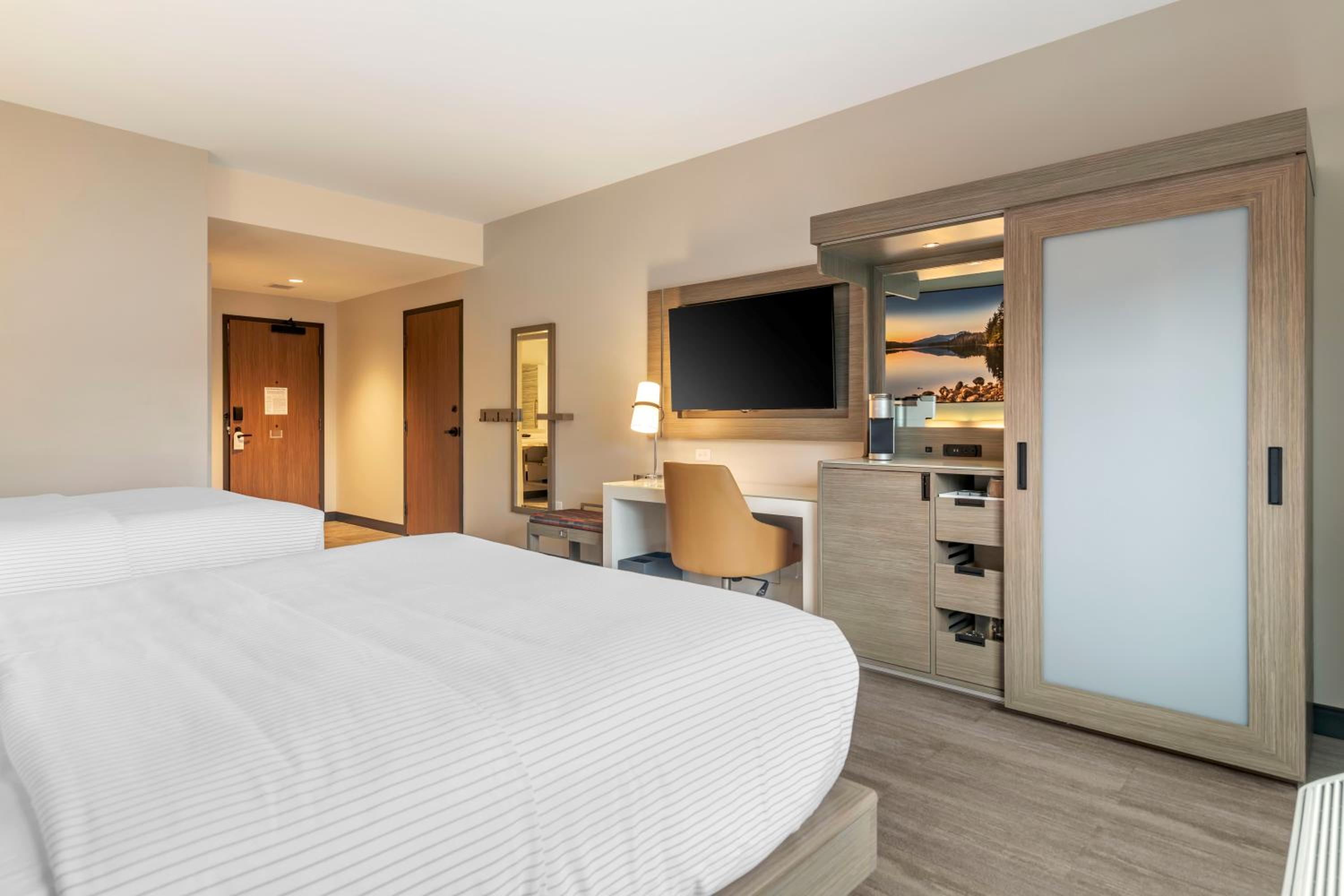 Quadruple Room with Two Queen Beds - Disability Access/Non Smoking - Photo 3