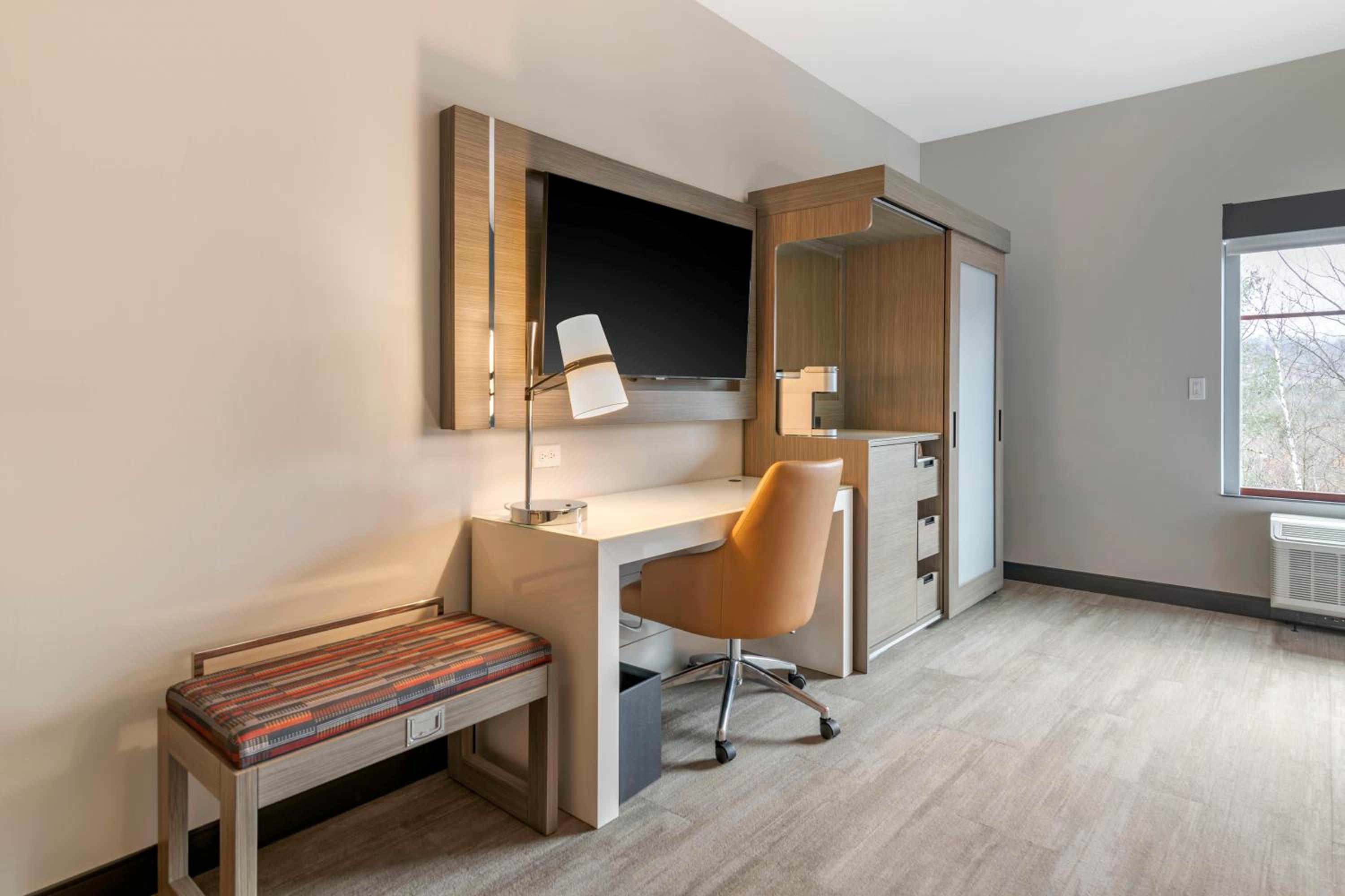 Quadruple Room with Two Queen Beds - Disability Access/Non Smoking - Photo 2