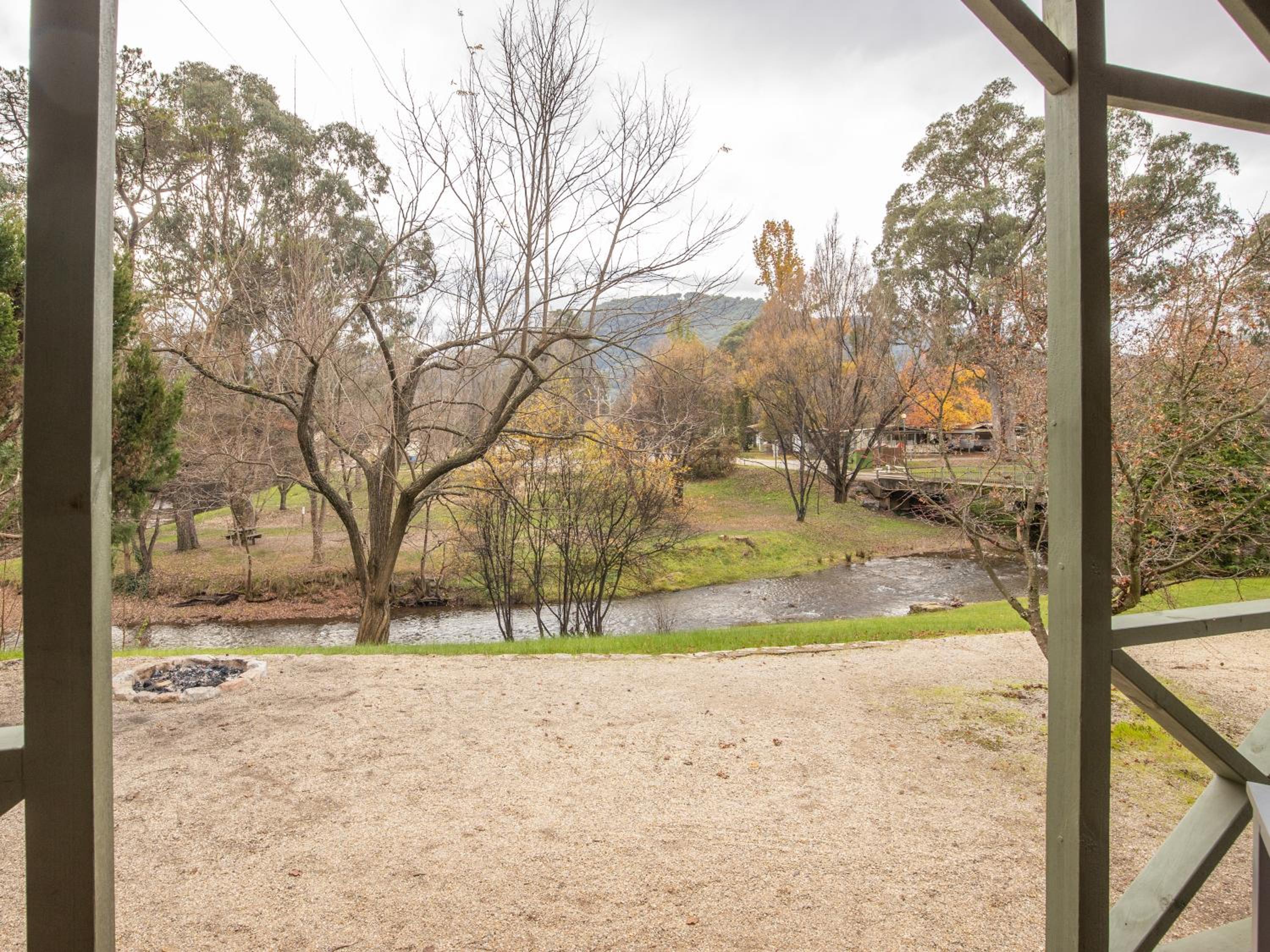 River Cabin photo 2