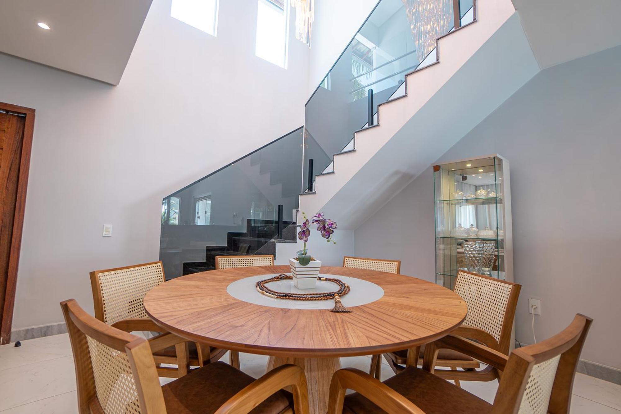 Six-Bedroom House photo 3