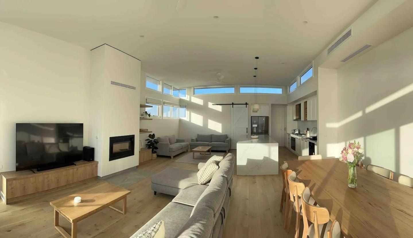 Five-Bedroom House photo 1