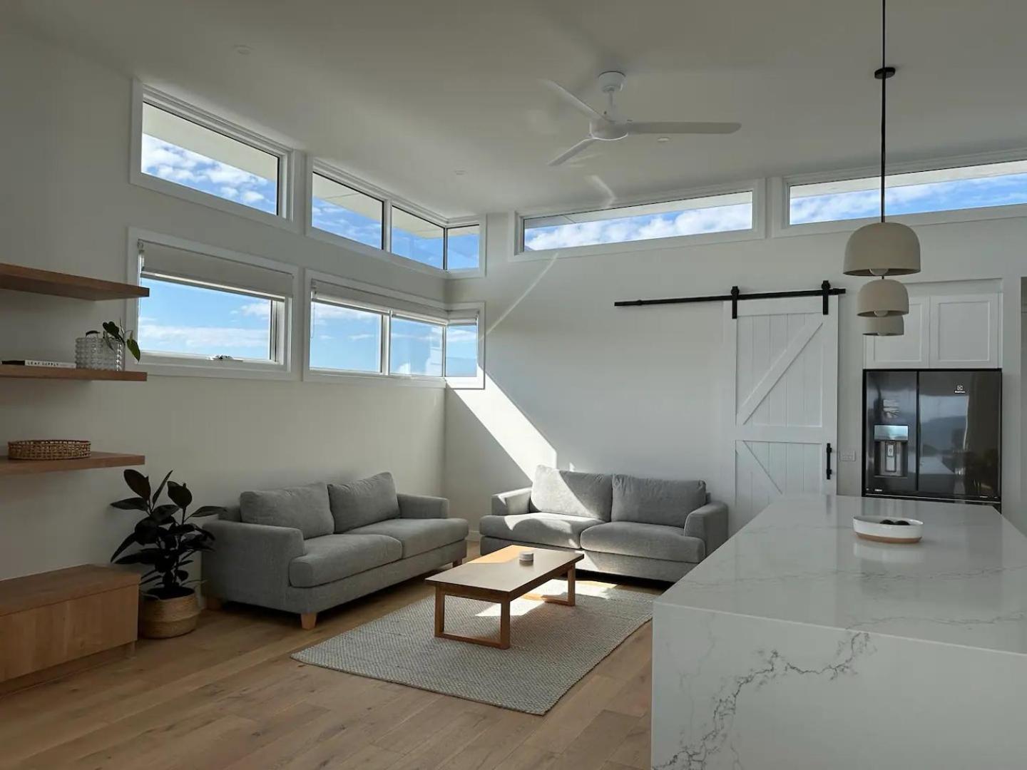 Five-Bedroom House photo 3