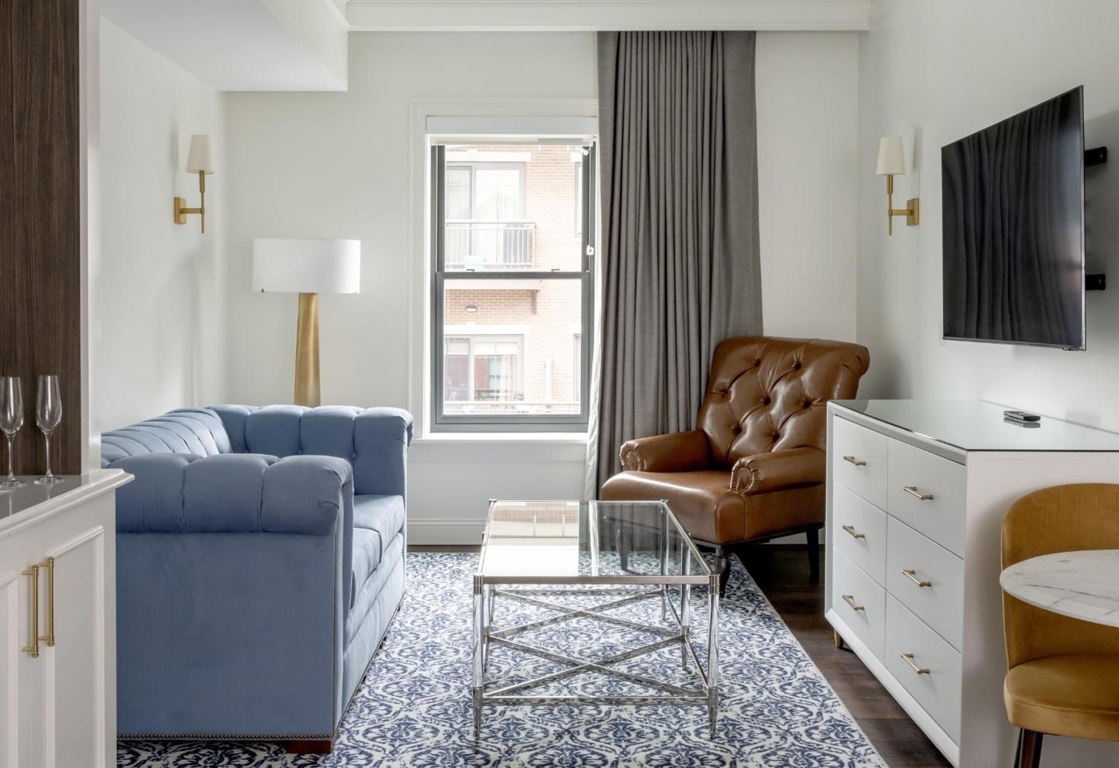 Deluxe King Suite