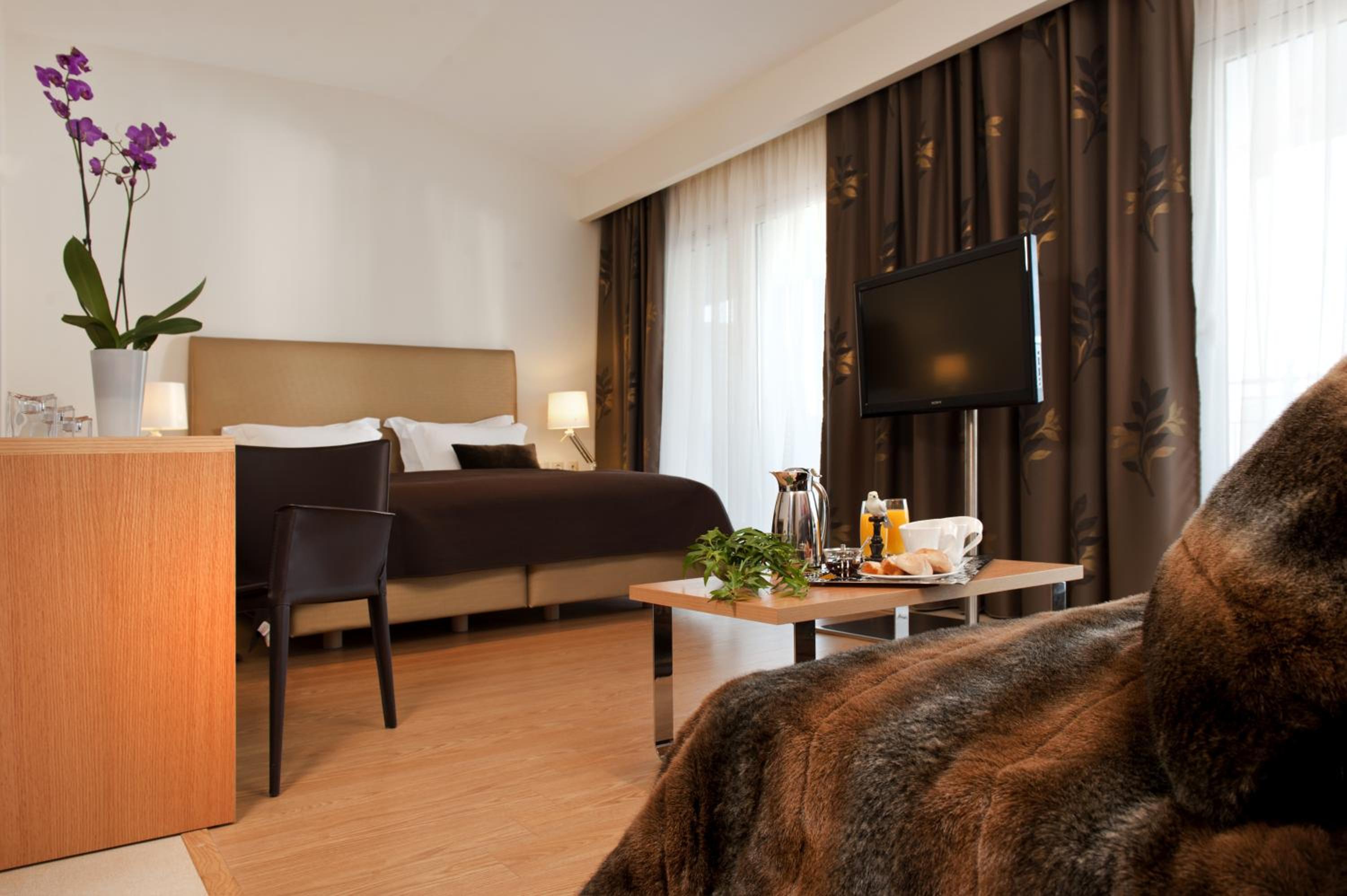 Luxury Suite with front Lake View - Photo 11