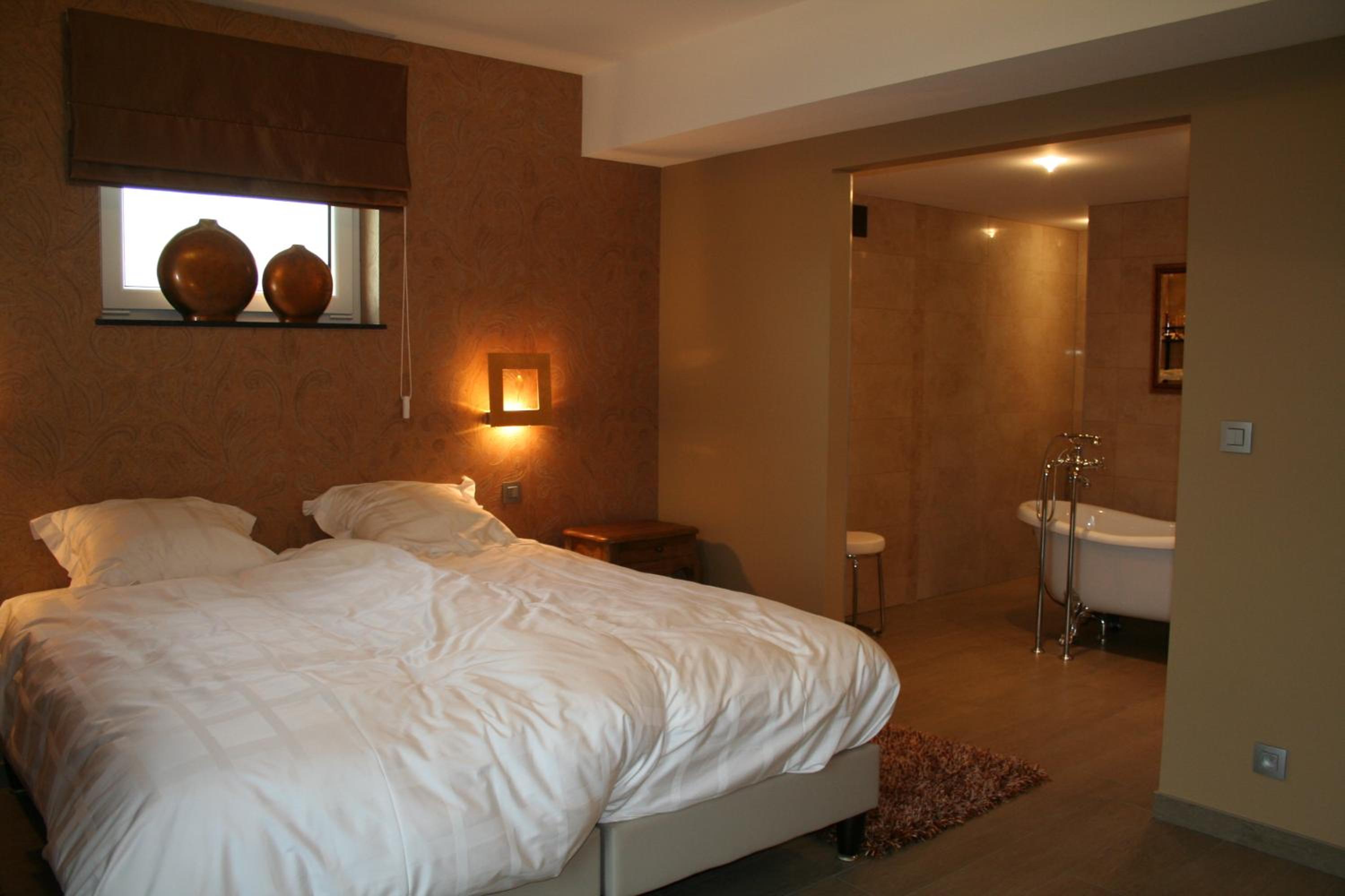 Suite - Photo 1