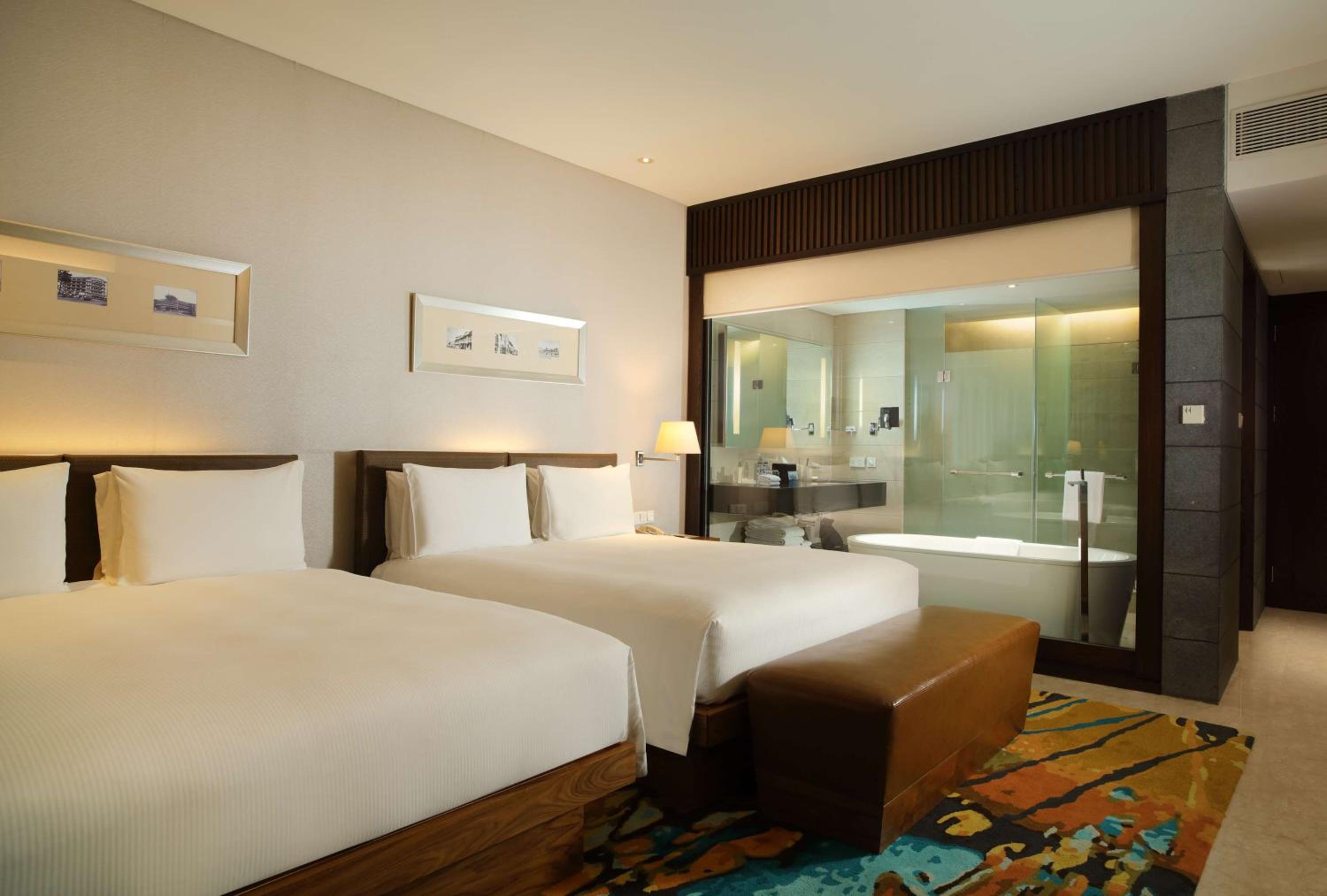 Executive Queen Room with Two Queen Beds - Lounge Access - Photo 2