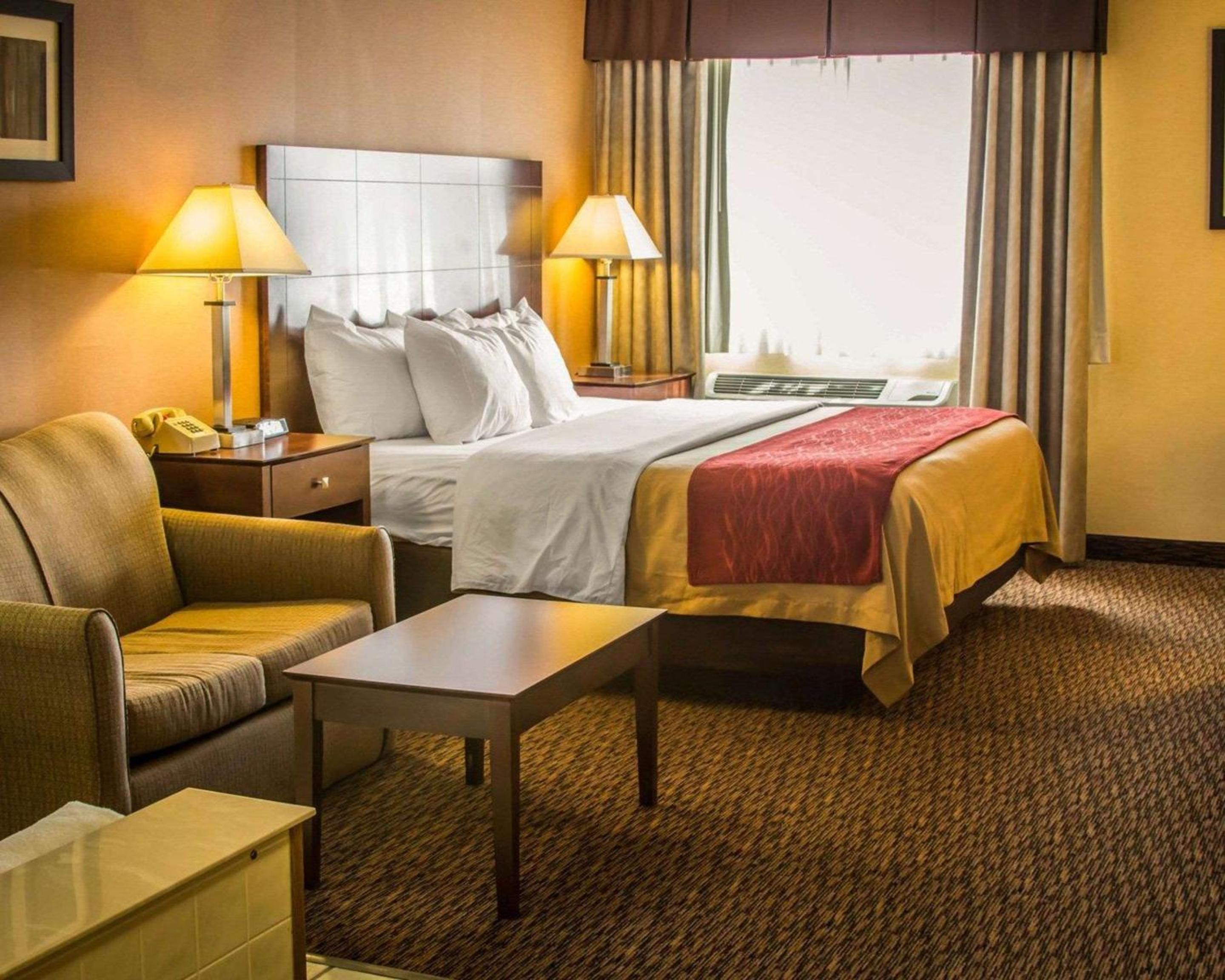 King Suite with Hot Tub and Sofa Bed - Non-Smoking - Photo 3