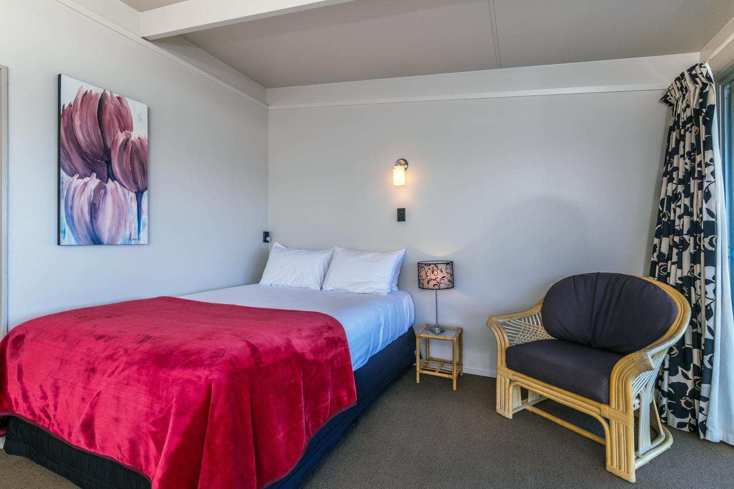 One-Bedroom Suite with Lake View - Photo 4