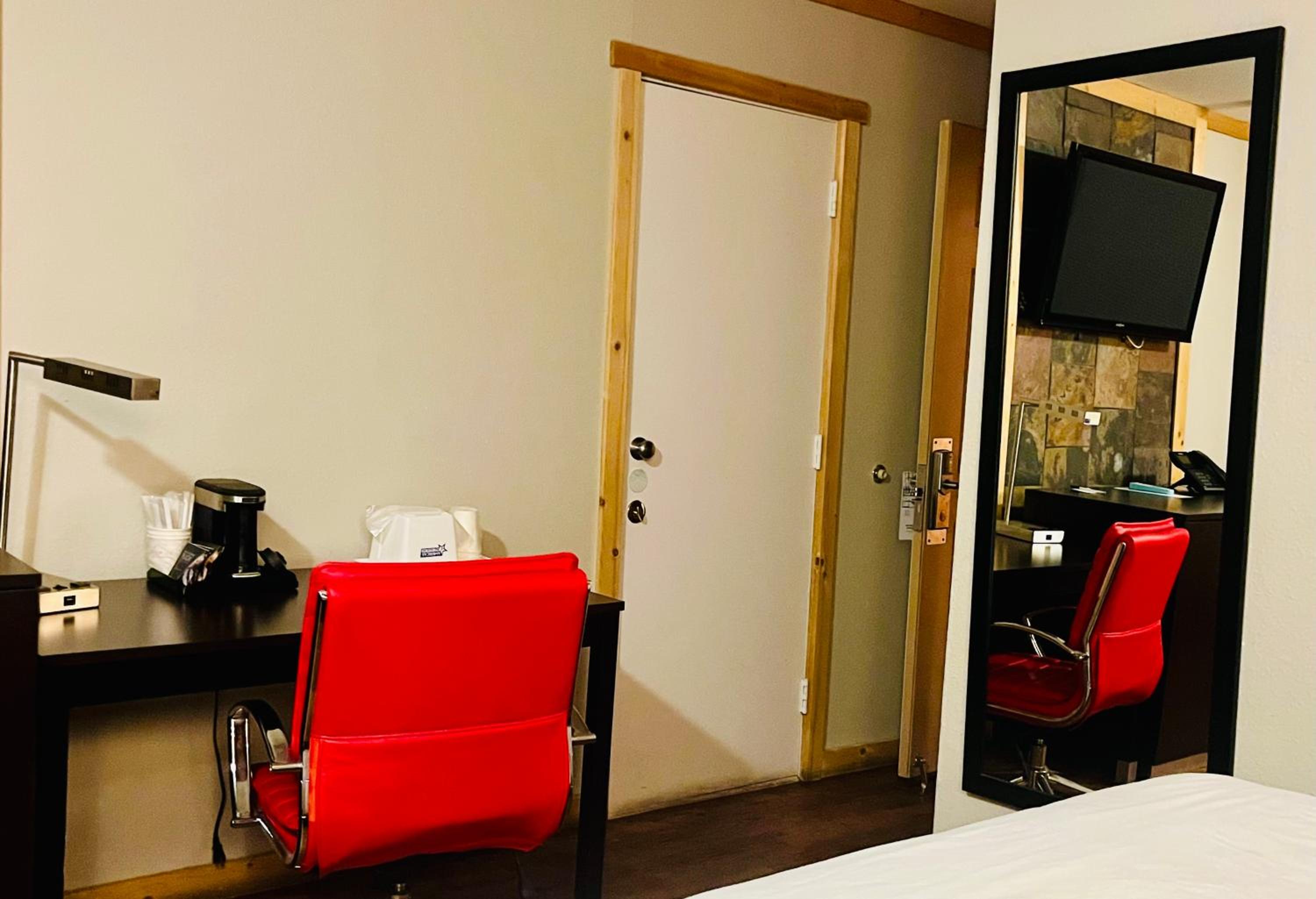 2 Queen Beds Couch Non-Smoking - Photo 4