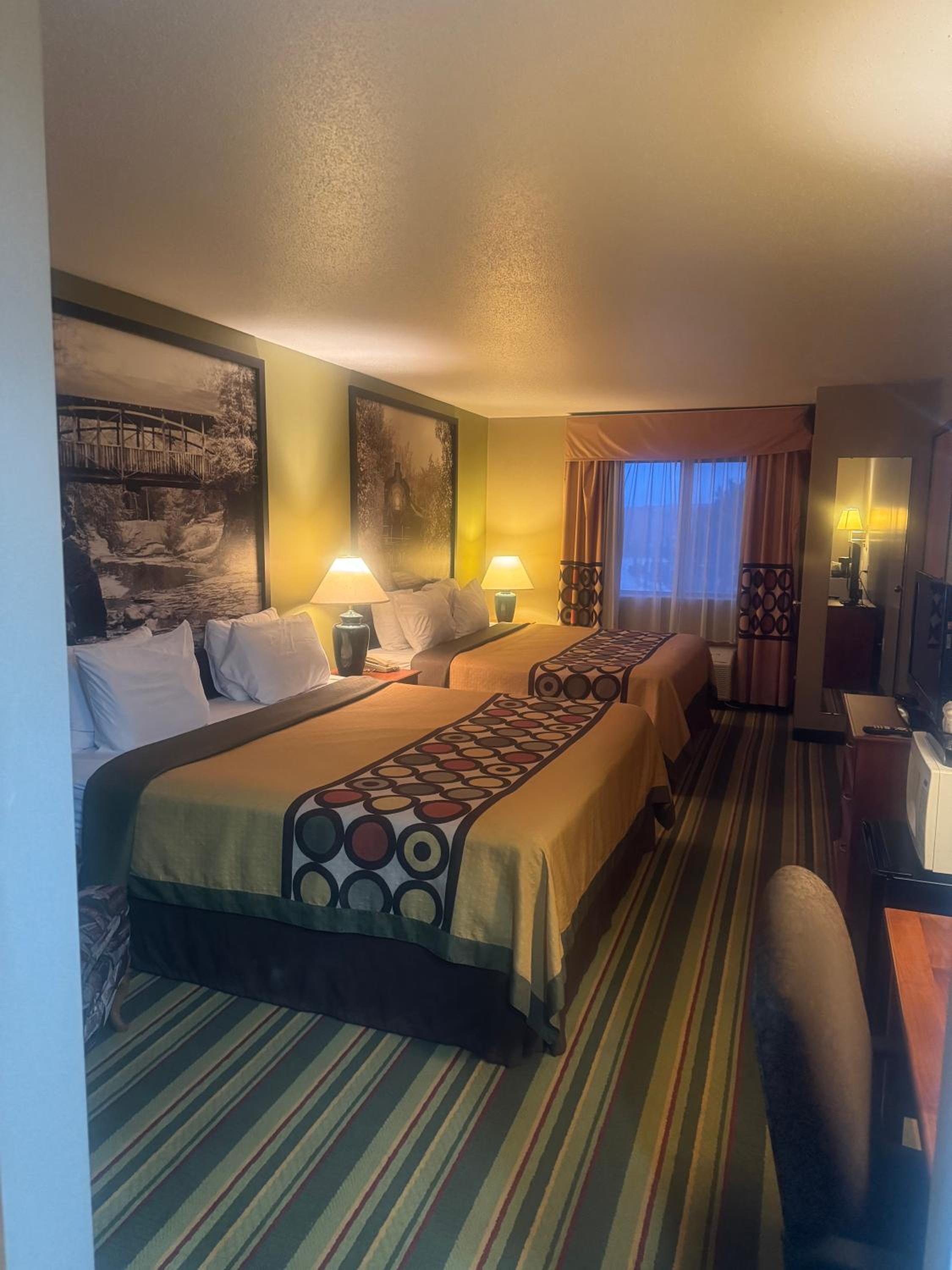 Queen Room with Two Queen Beds - Non-Smoking photo 2
