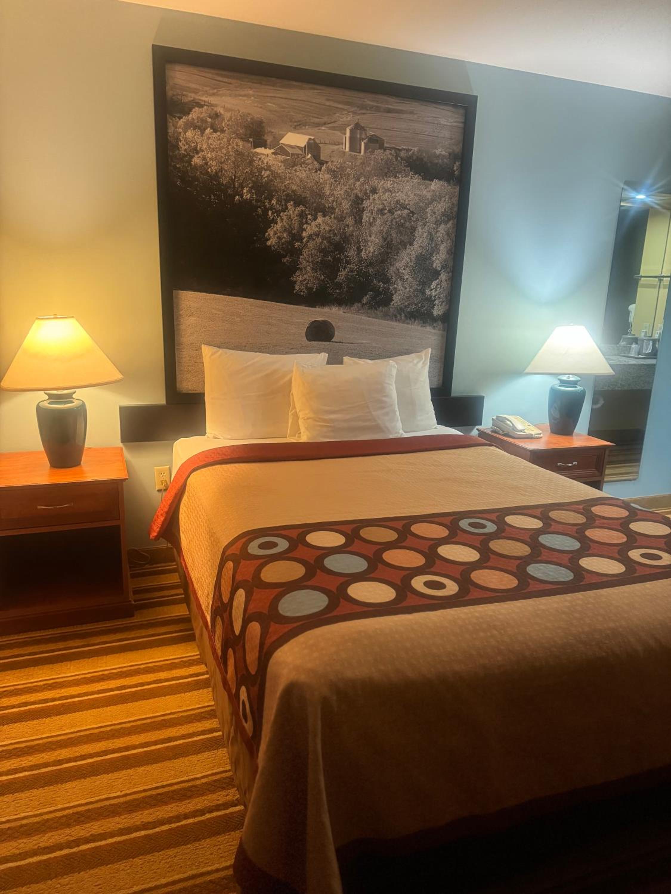 Queen Room - Mobility Access/Non-Smoking photo 3