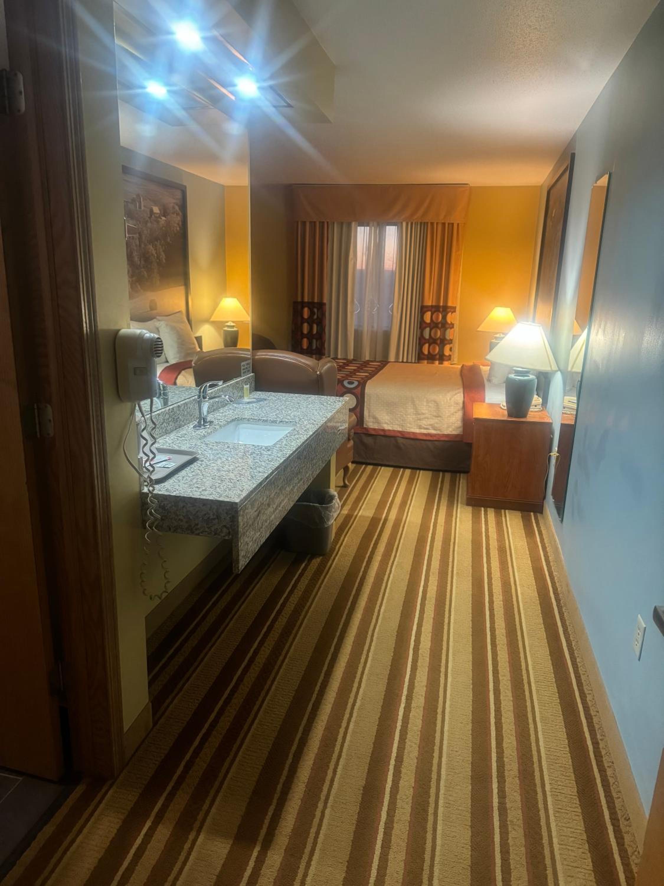 Queen Room - Mobility Access/Non-Smoking photo 2