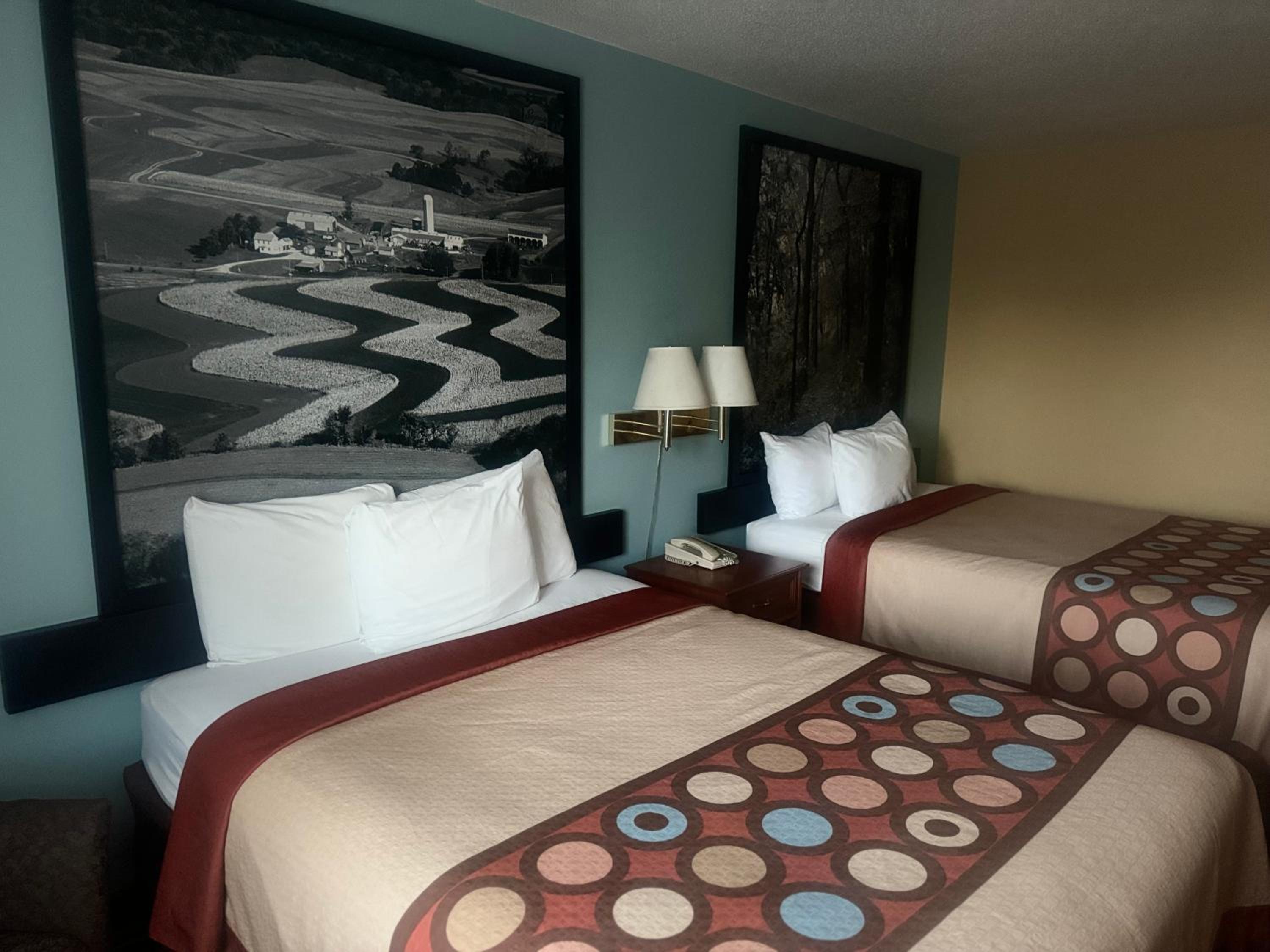 Queen Room with Two Queen Beds - Pet Friendly/Non-Smoking photo 3