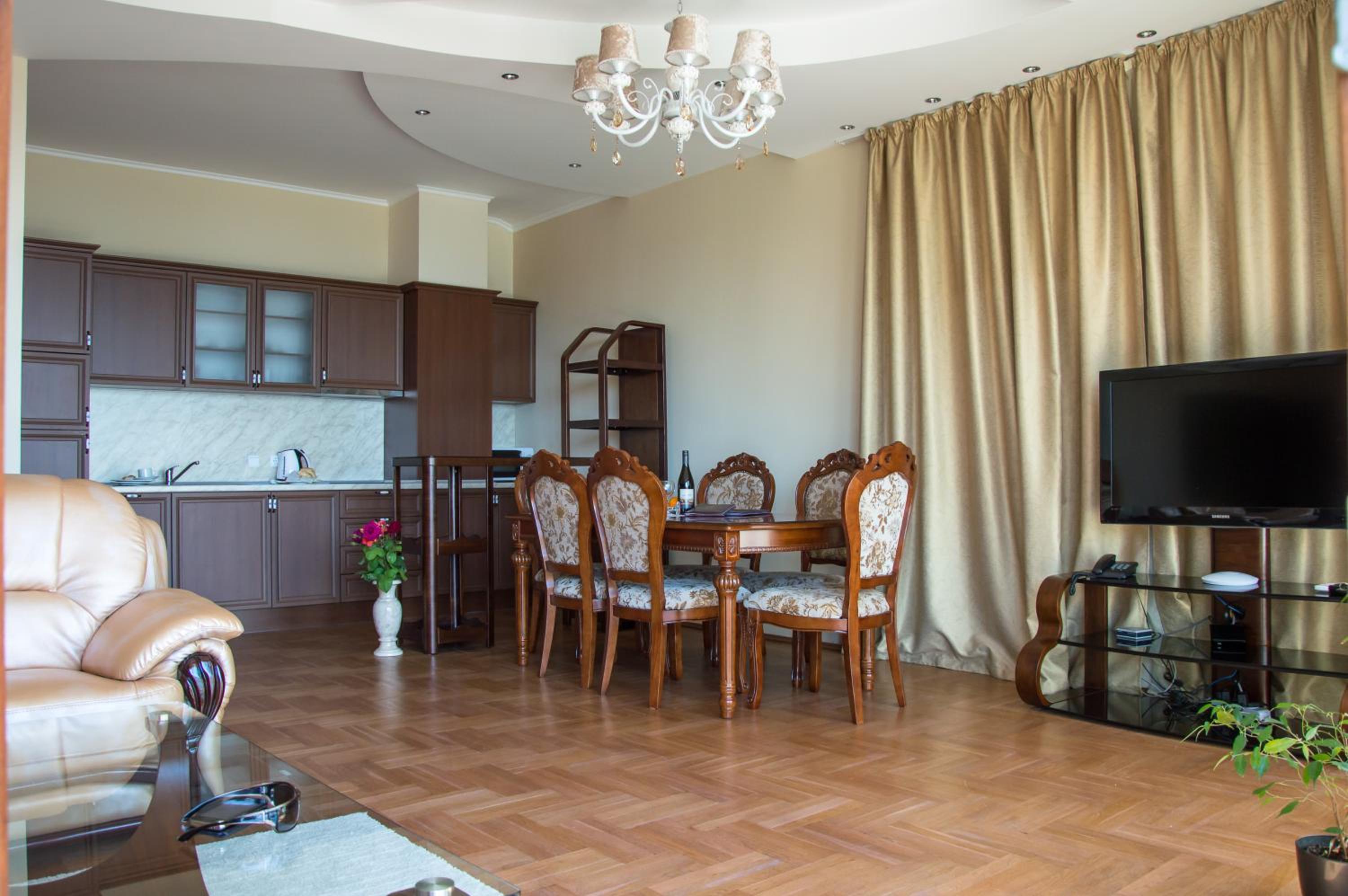 Deluxe Three-Bedroom Apartment with Hot Tub - Self Catering photo 3