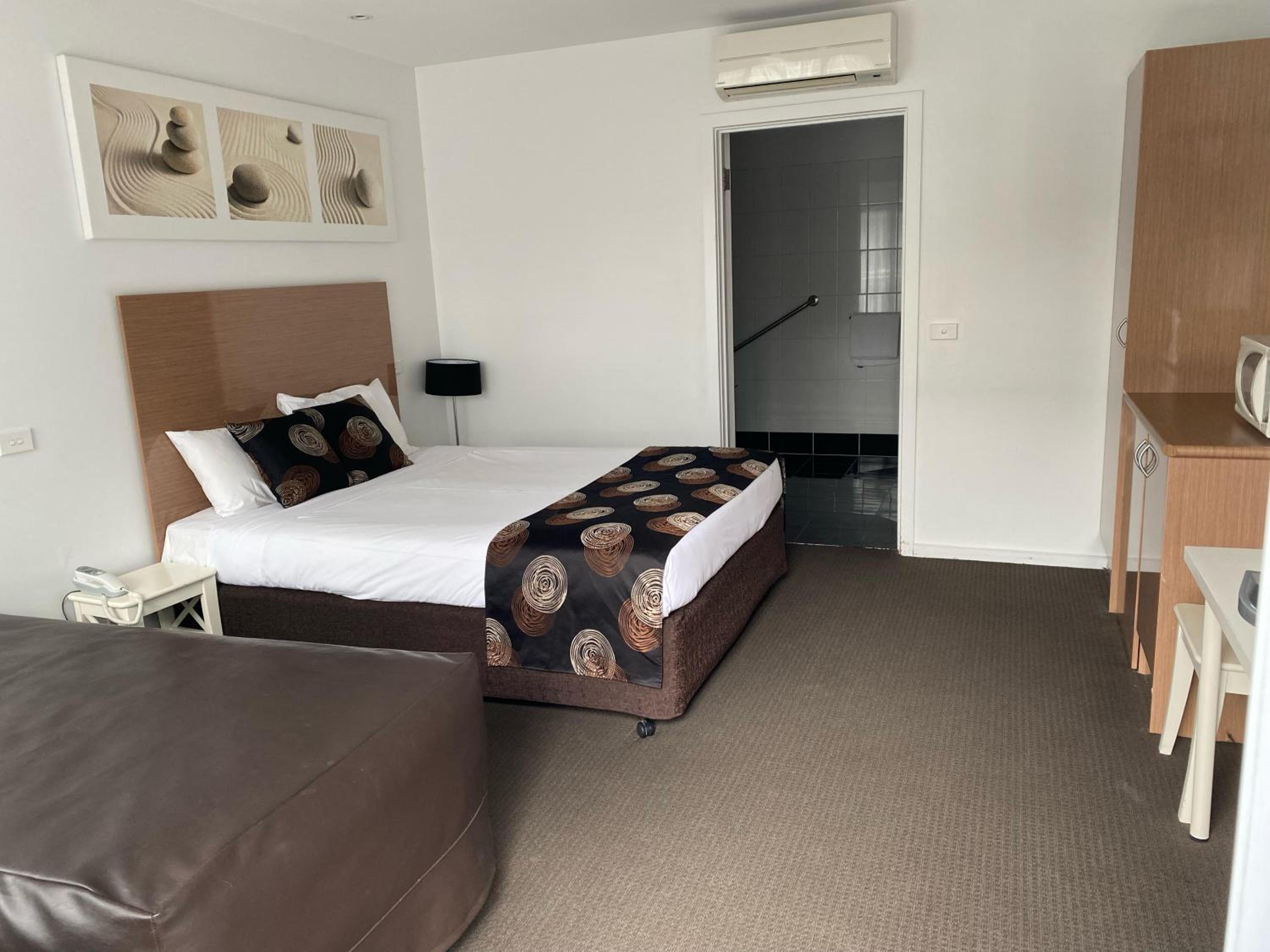 Accessible Queen Room photo 1