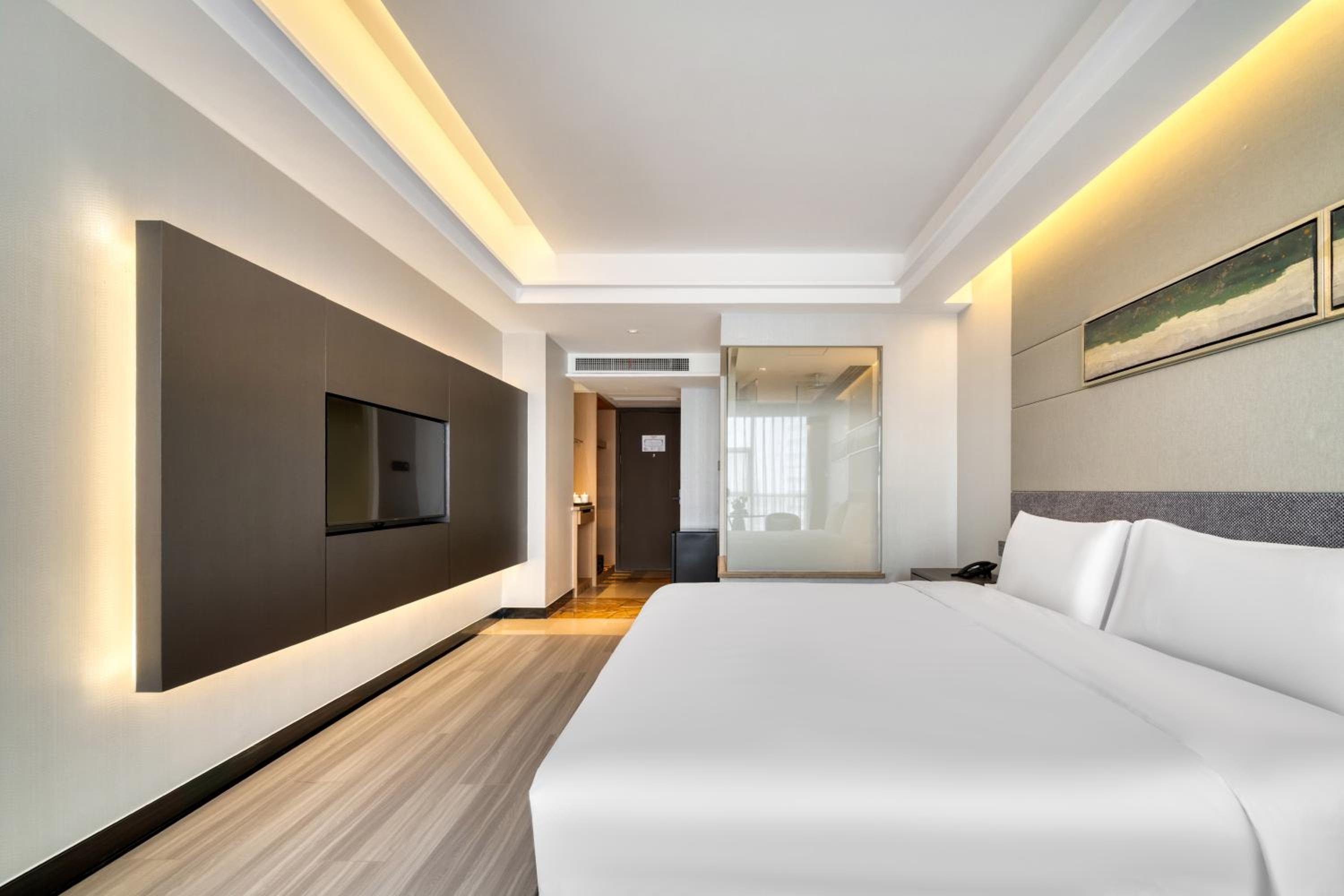 Deluxe King Bed Room with City View(Building A) - Photo 1