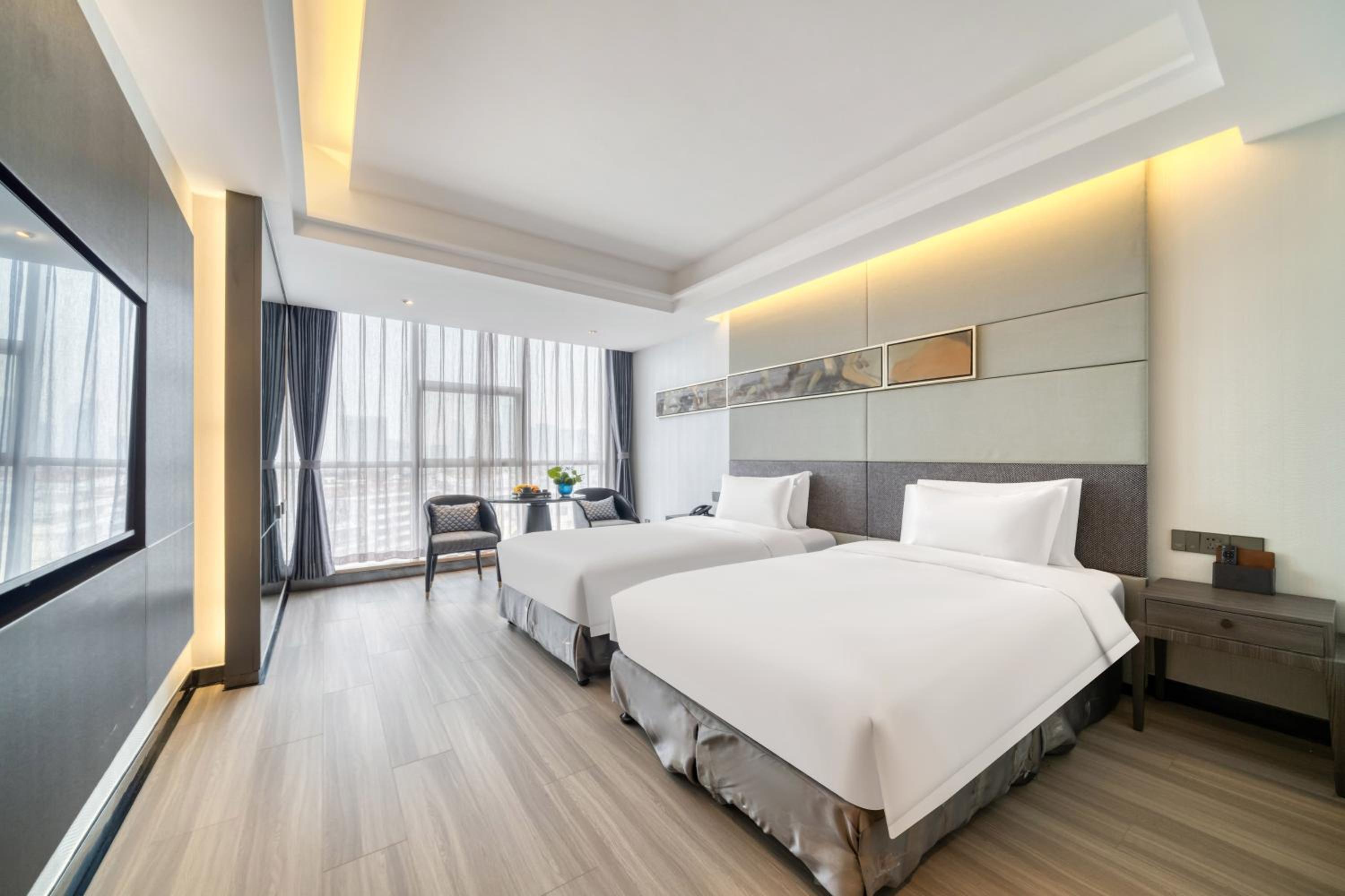 Deluxe King Bed Room with City View(Building A) - Photo 2