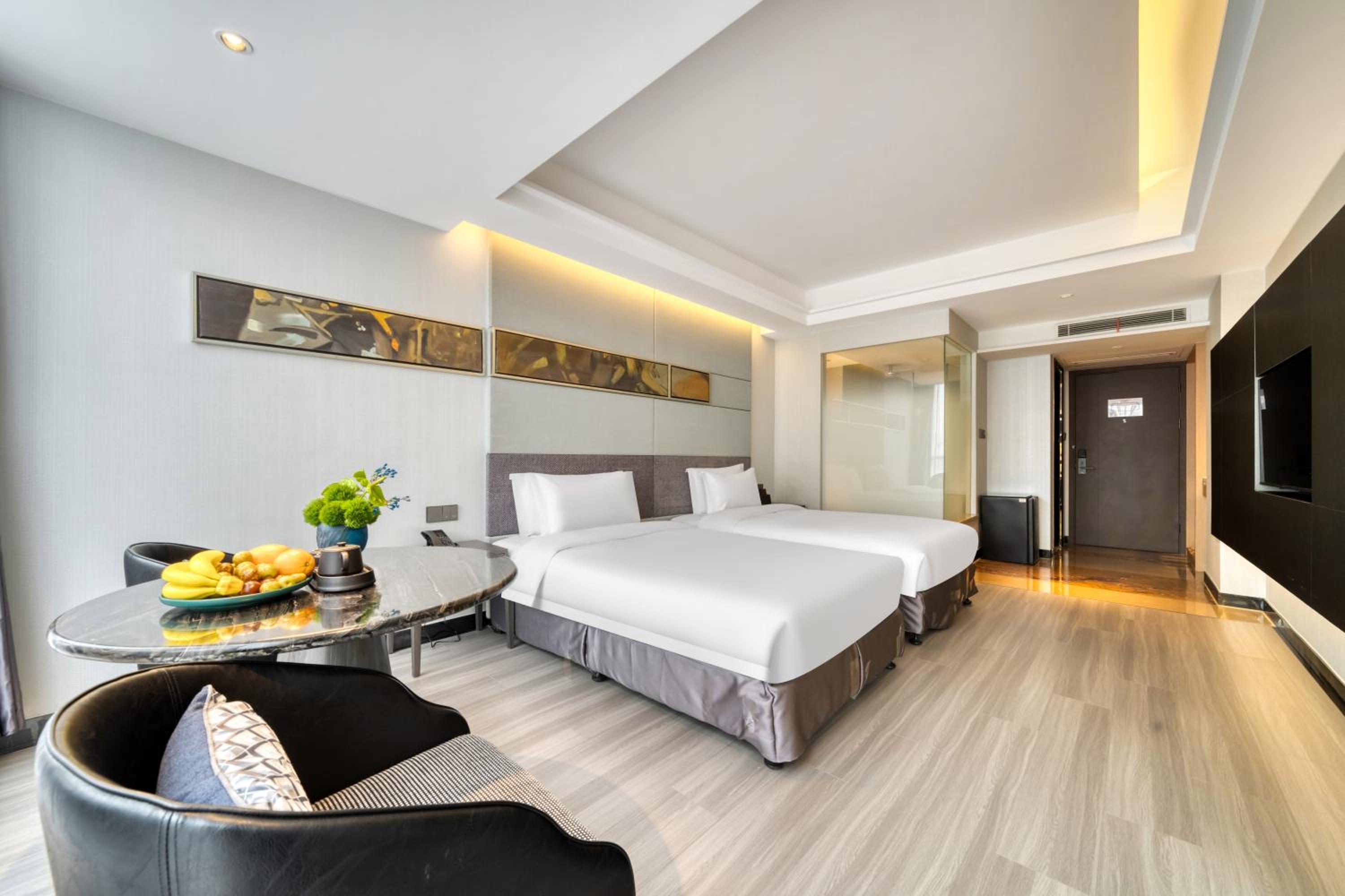 Deluxe Twin Bed Room with Street View(Building A) - Photo 4