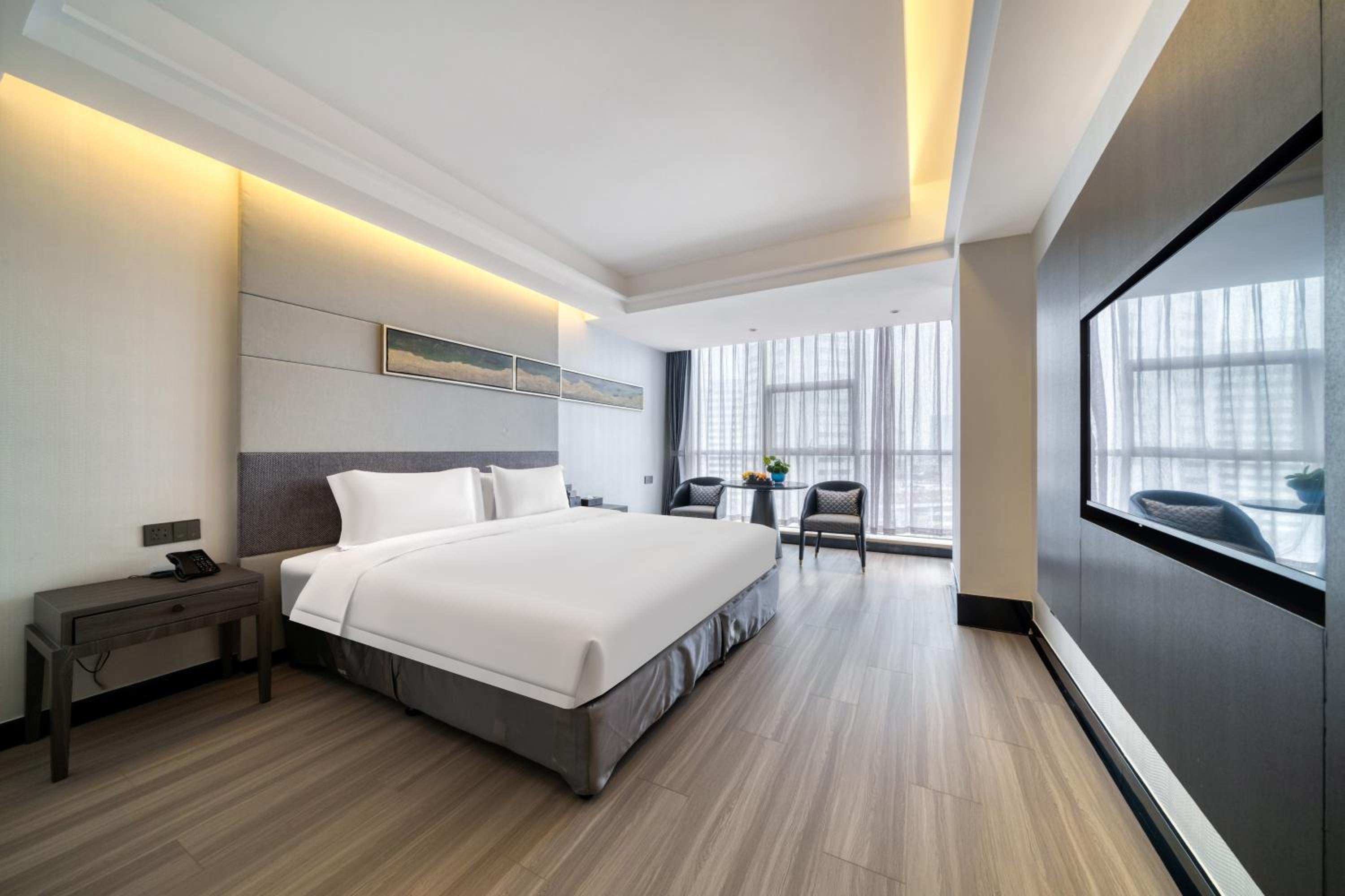 Deluxe King Bed Room with City View(Building A) - Photo 3