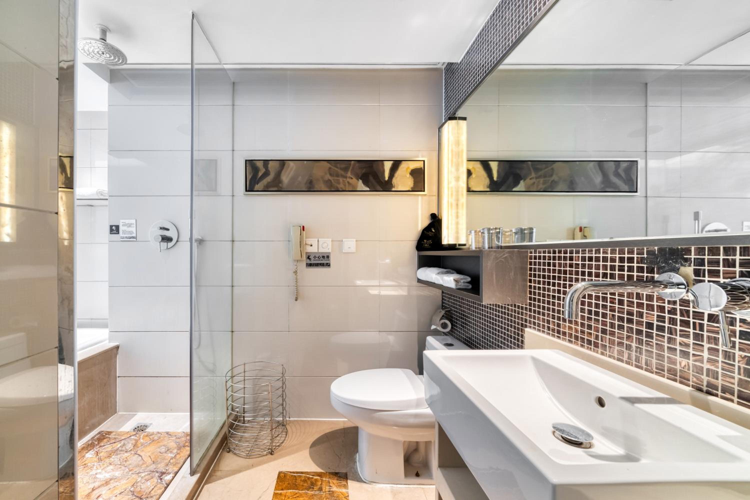 Deluxe Triple Room (Building A) - Photo 4