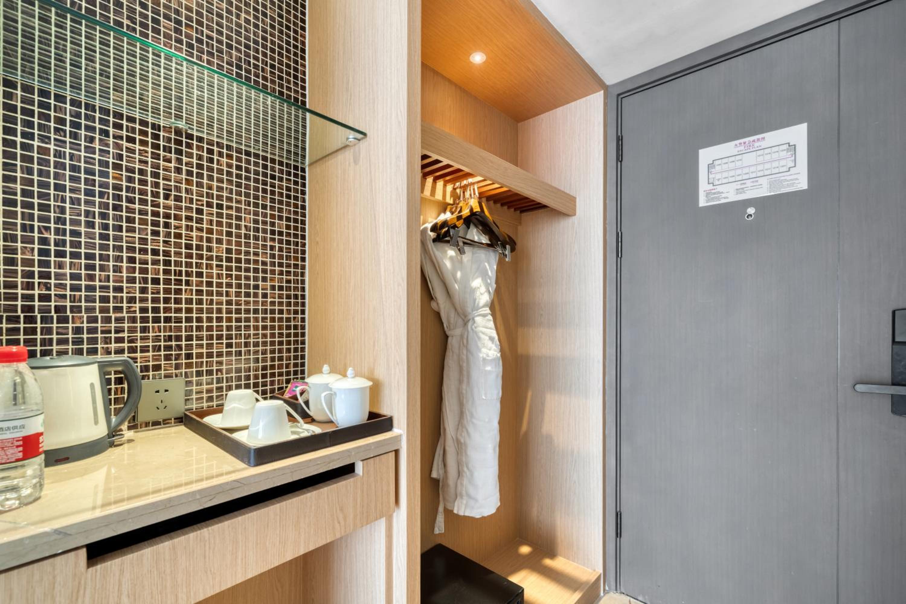Deluxe King Bed Room with City View(Building A) - Photo 6