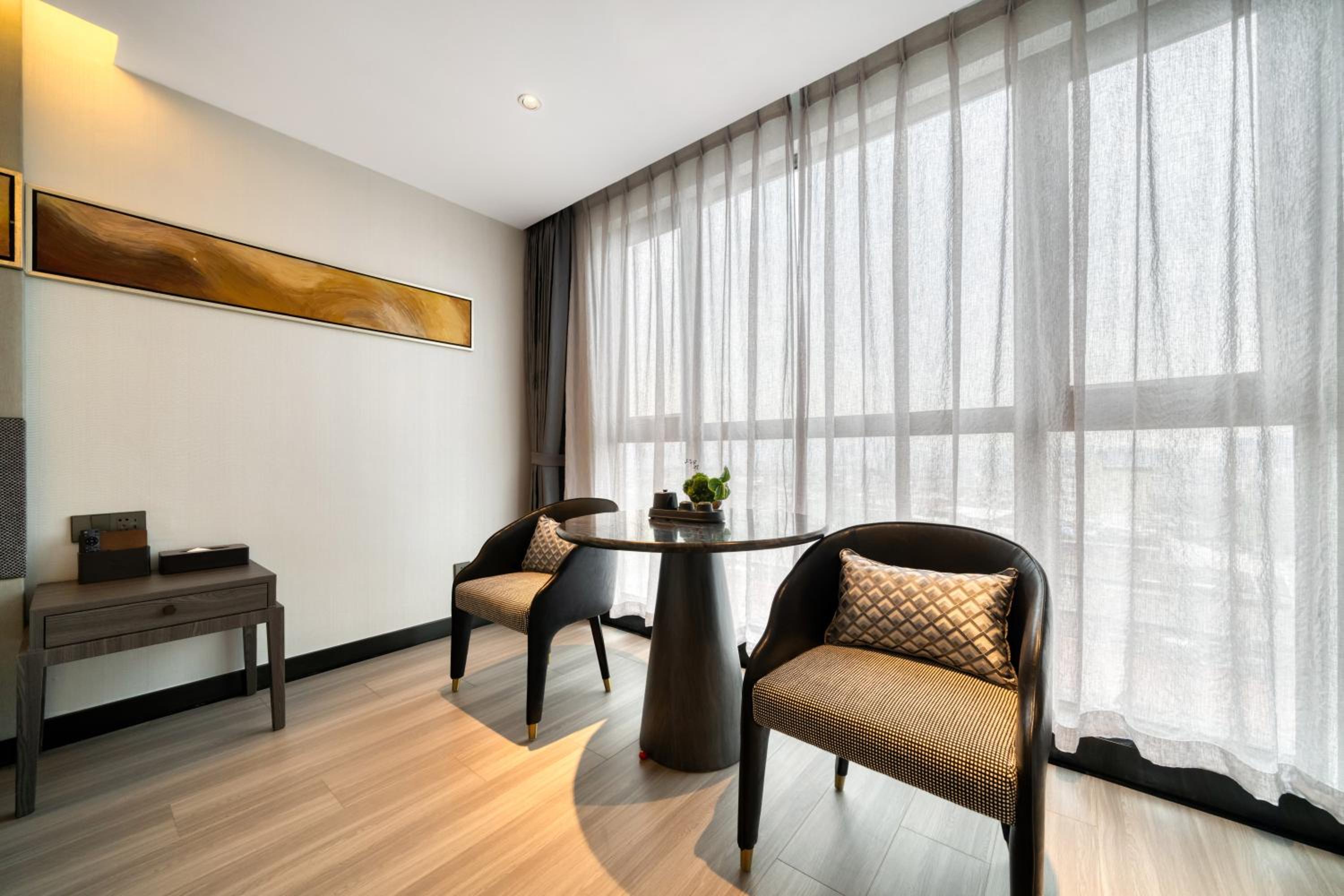 Deluxe King Bed Room with City View(Building A) - Photo 4