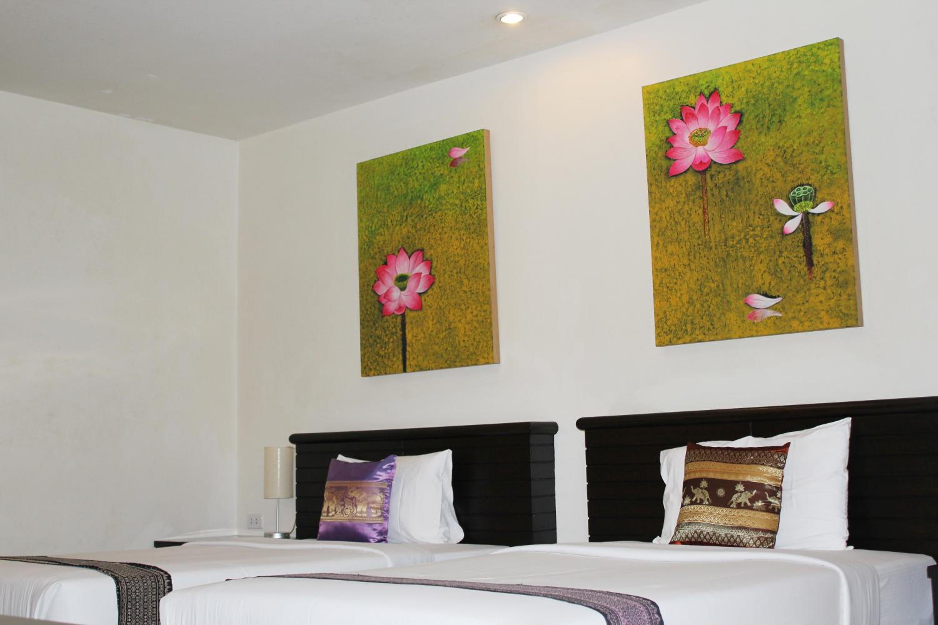 Standard Twin Room - No window photo 3