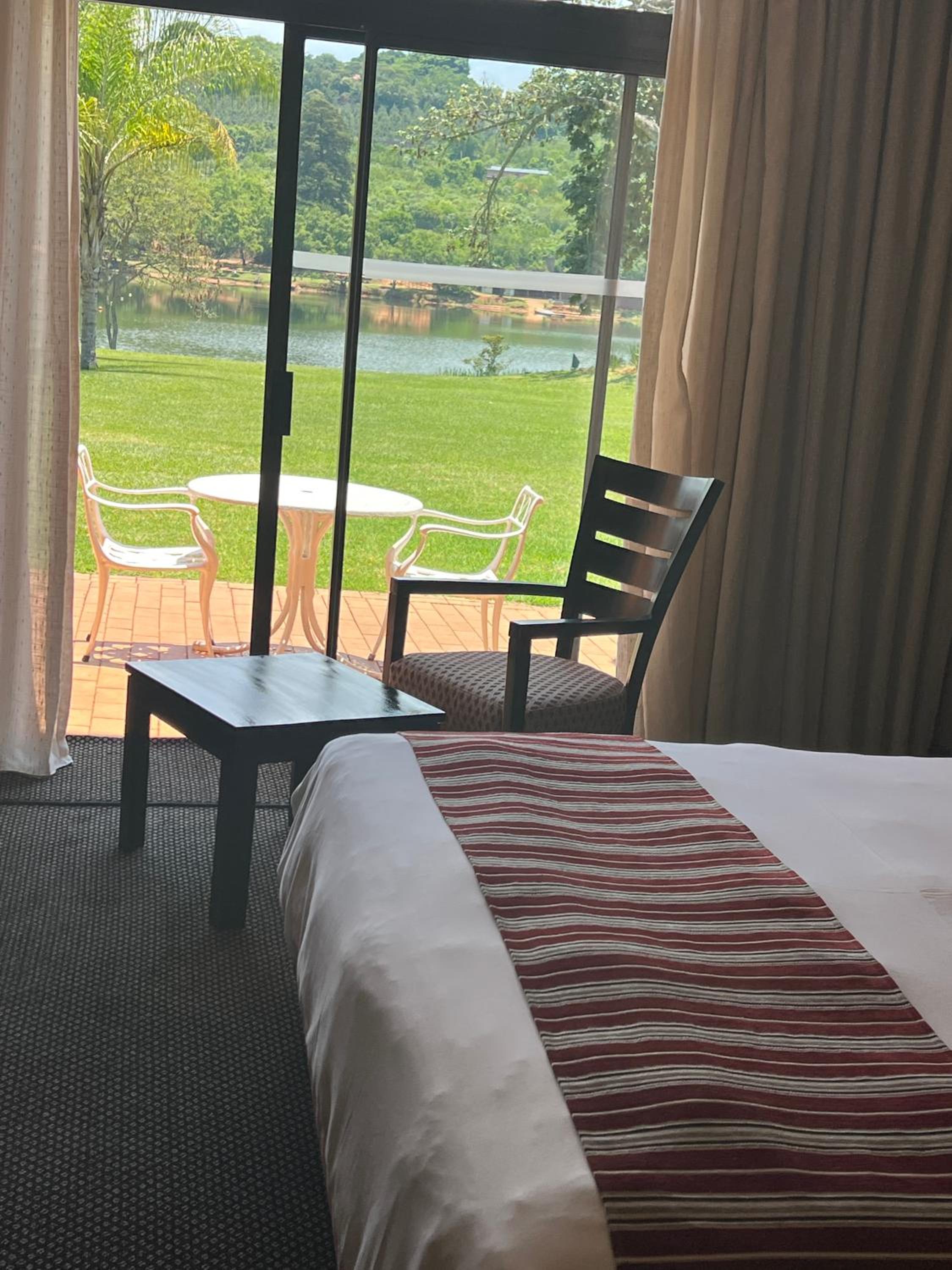 King Room with Lake View - Photo 4