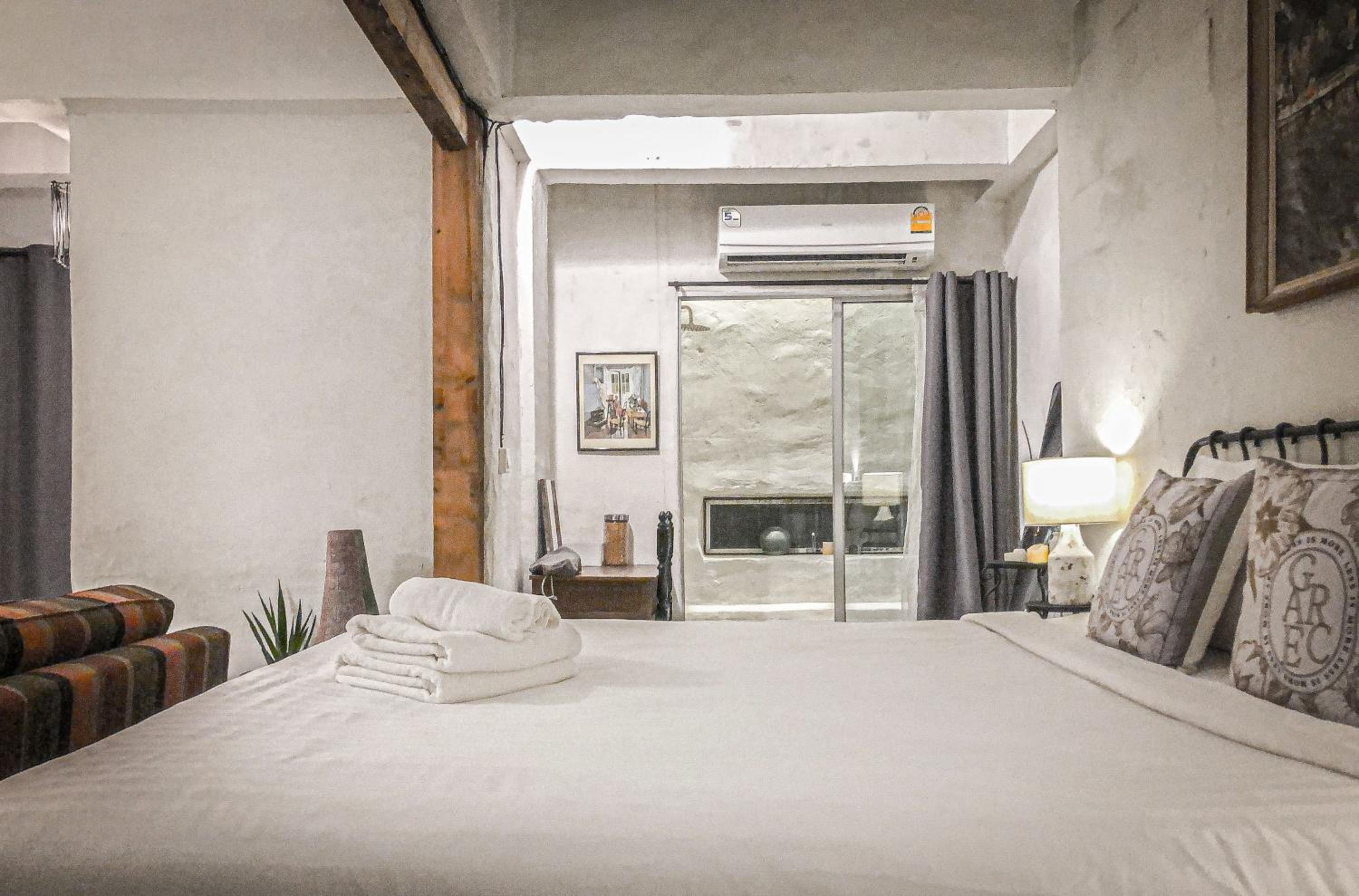 Deluxe Double Room with Bath photo 3
