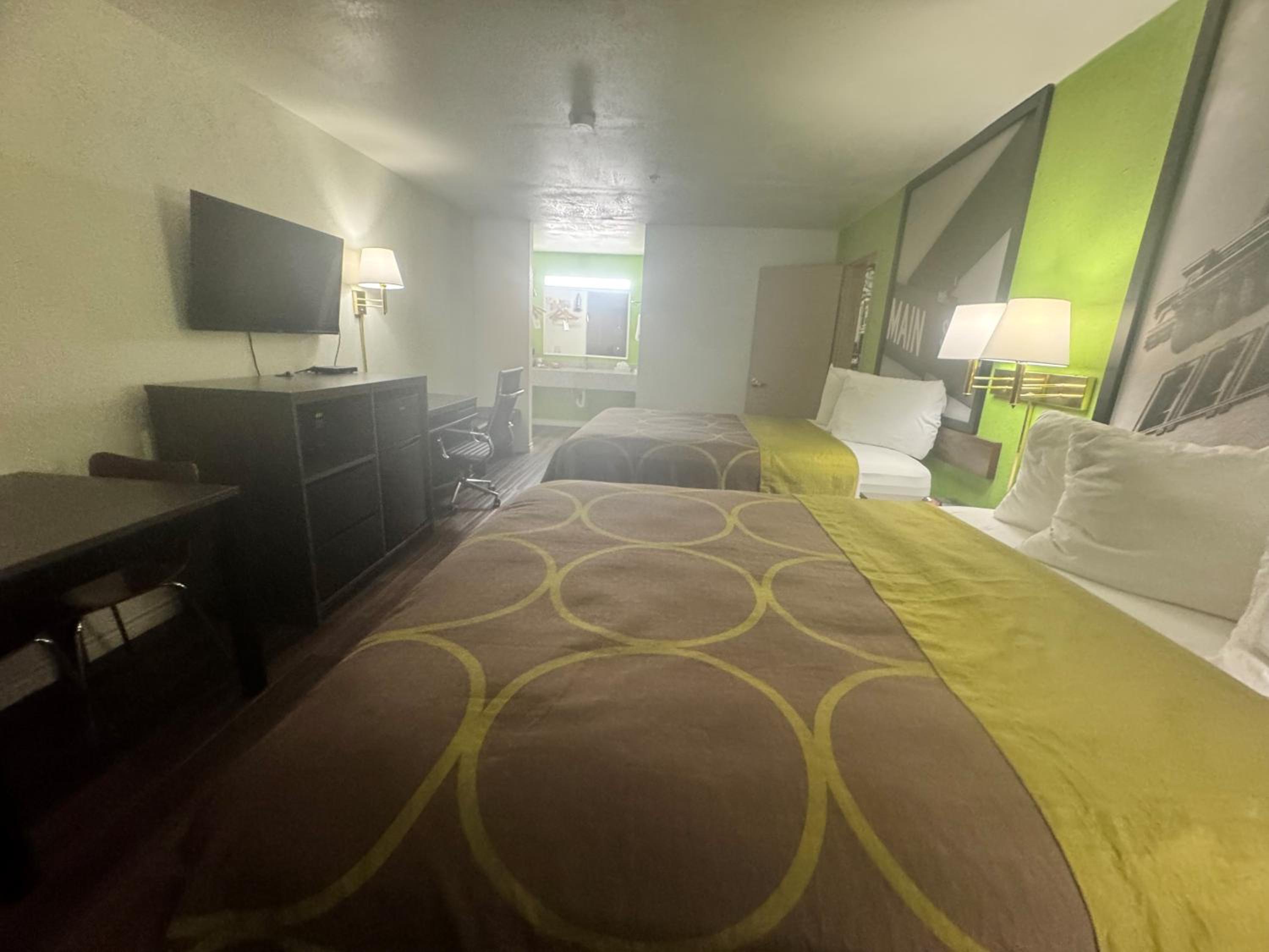 Queen Suite with Two Queen Beds -  Smoking - Photo 2