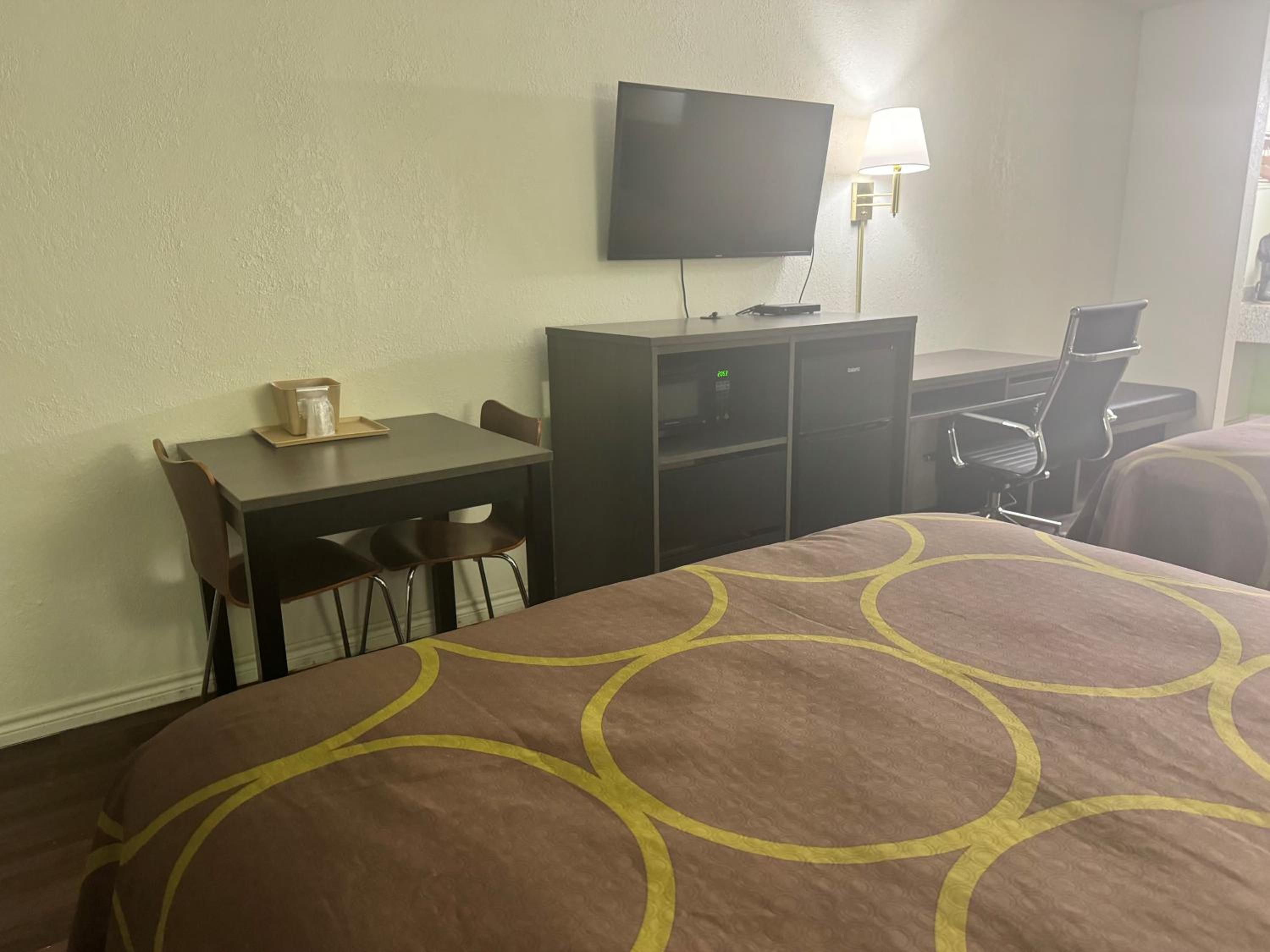 Queen Suite with Two Queen Beds -  Smoking - Photo 3