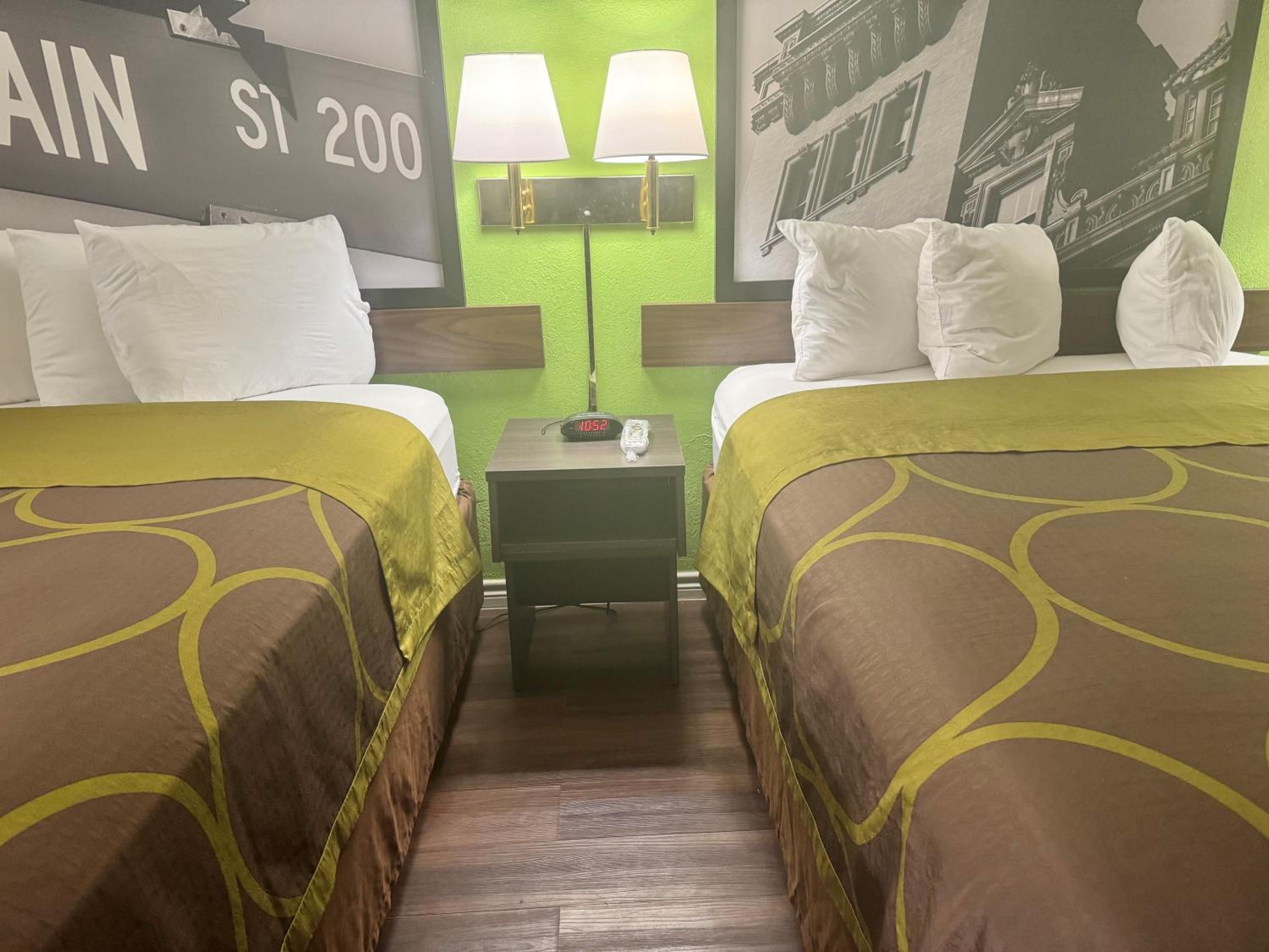 Queen Suite with Two Queen Beds -  Smoking - Photo 4