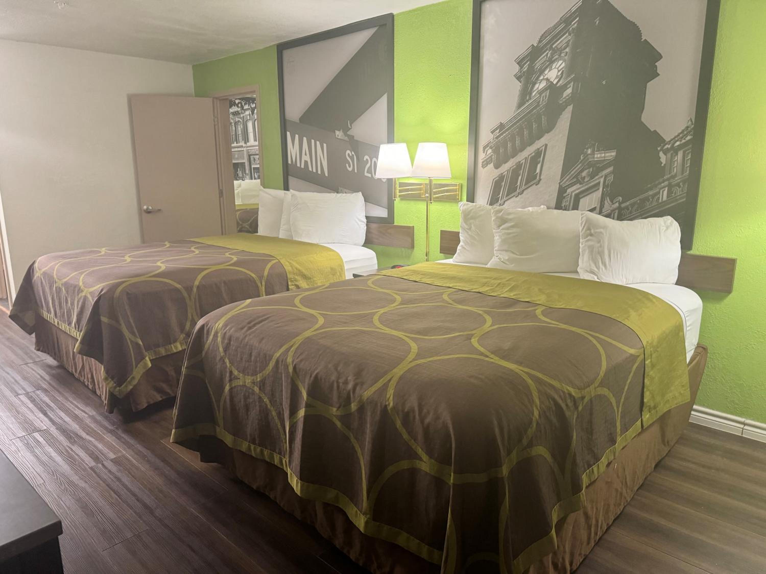 Queen Suite with Two Queen Beds -  Smoking - Photo 5