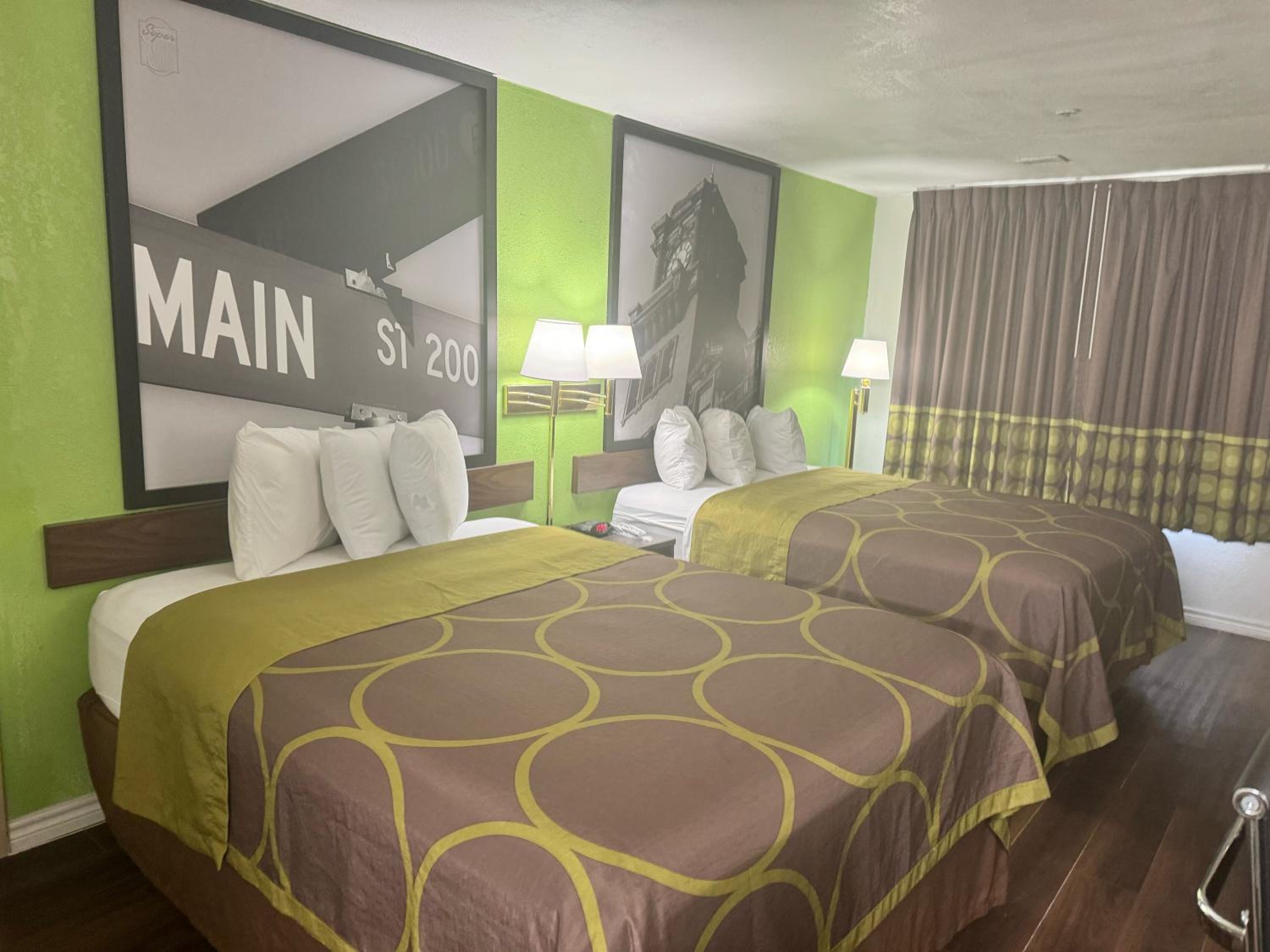 Queen Suite with Two Queen Beds -  Smoking - Photo 6