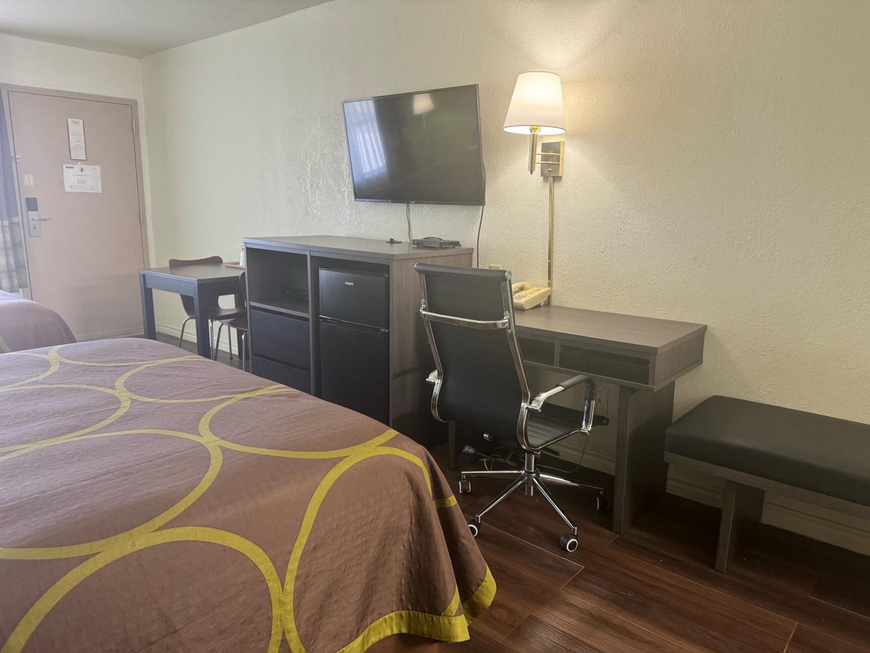Queen Suite with Two Queen Beds -  Smoking - Photo 7