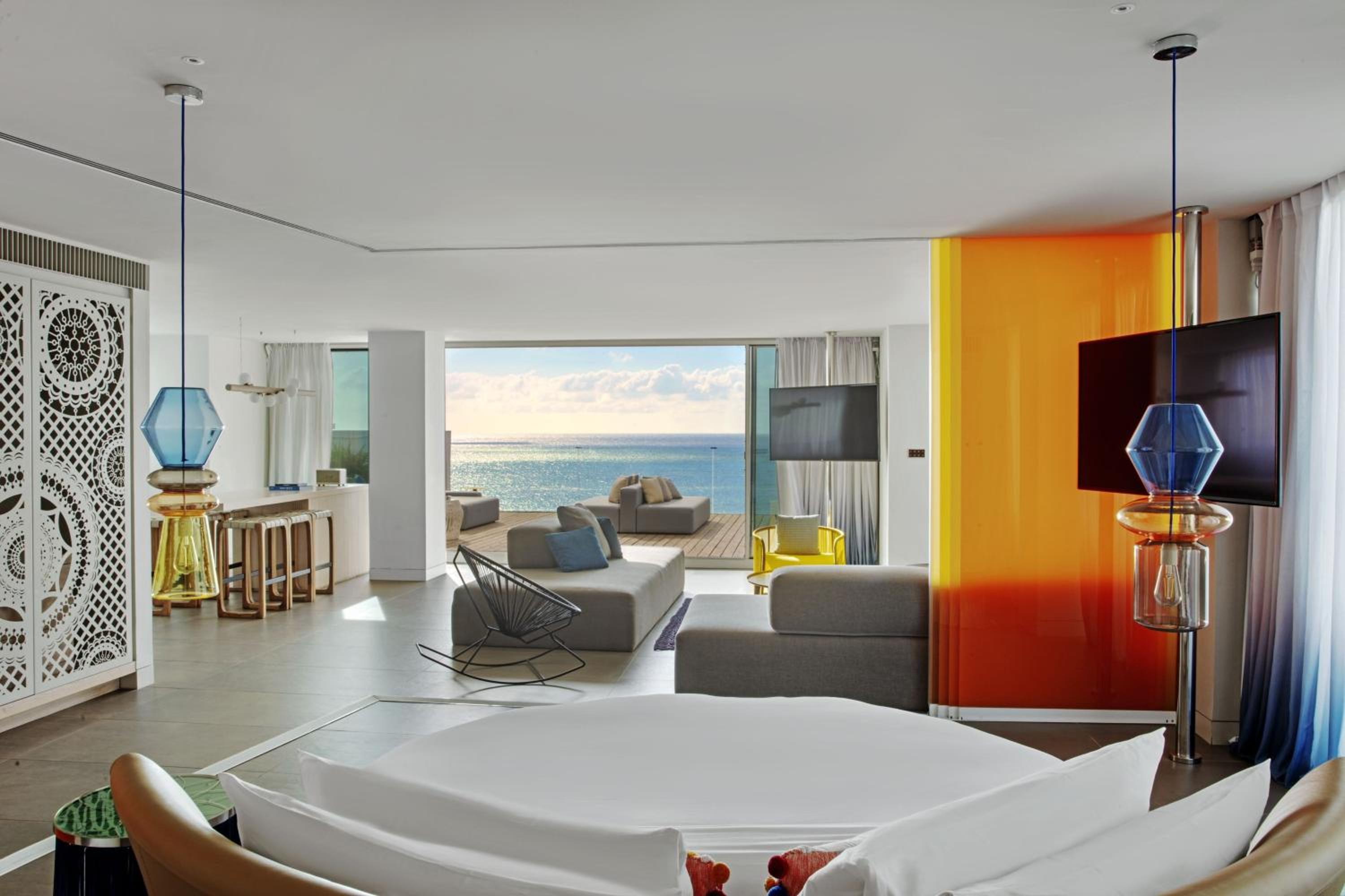 Penthouse King Suite with Round Bed and Seafront