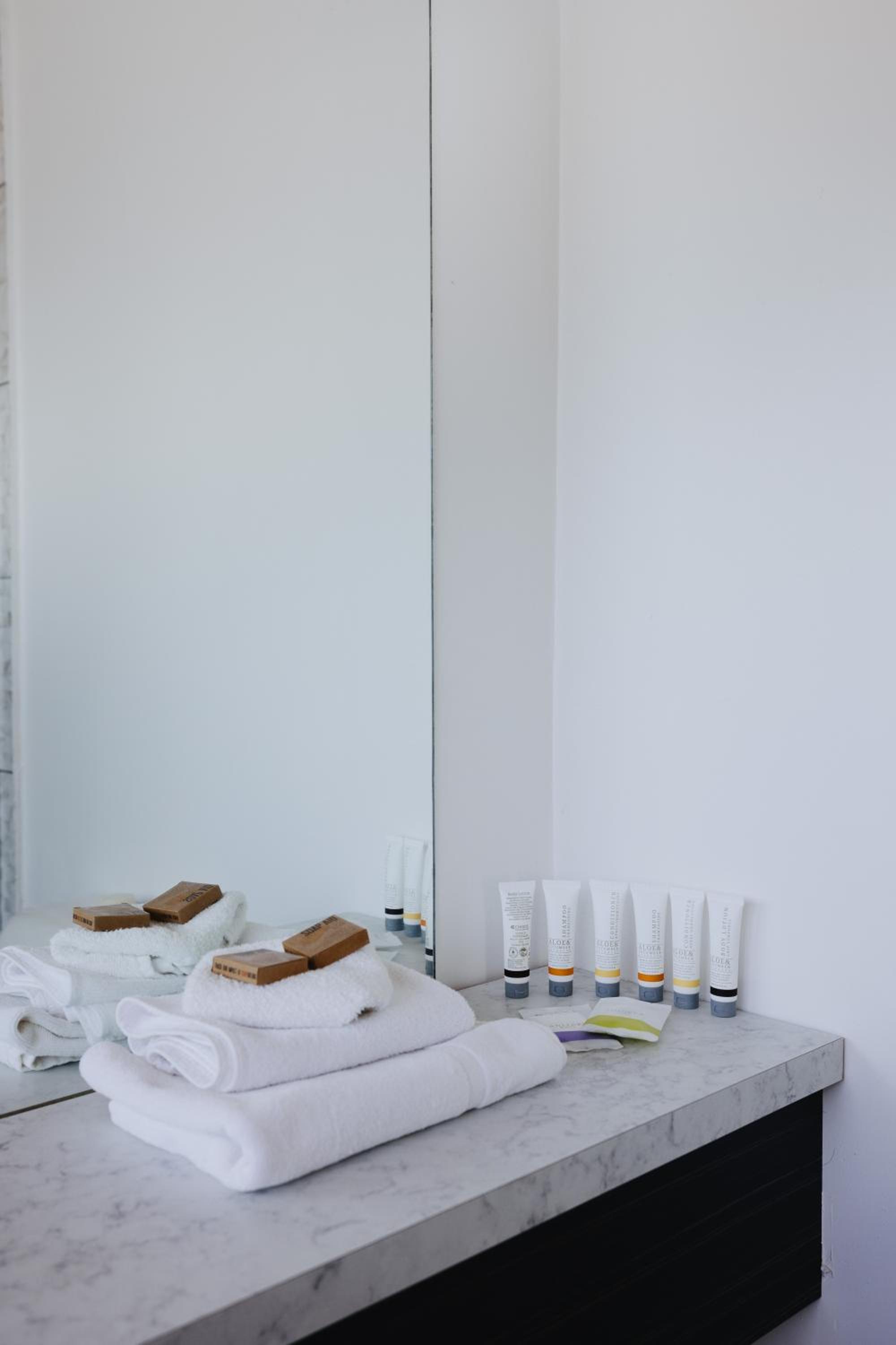 Quadruple Room with King Bed and Two Single Beds - Non Smoking - Photo 7