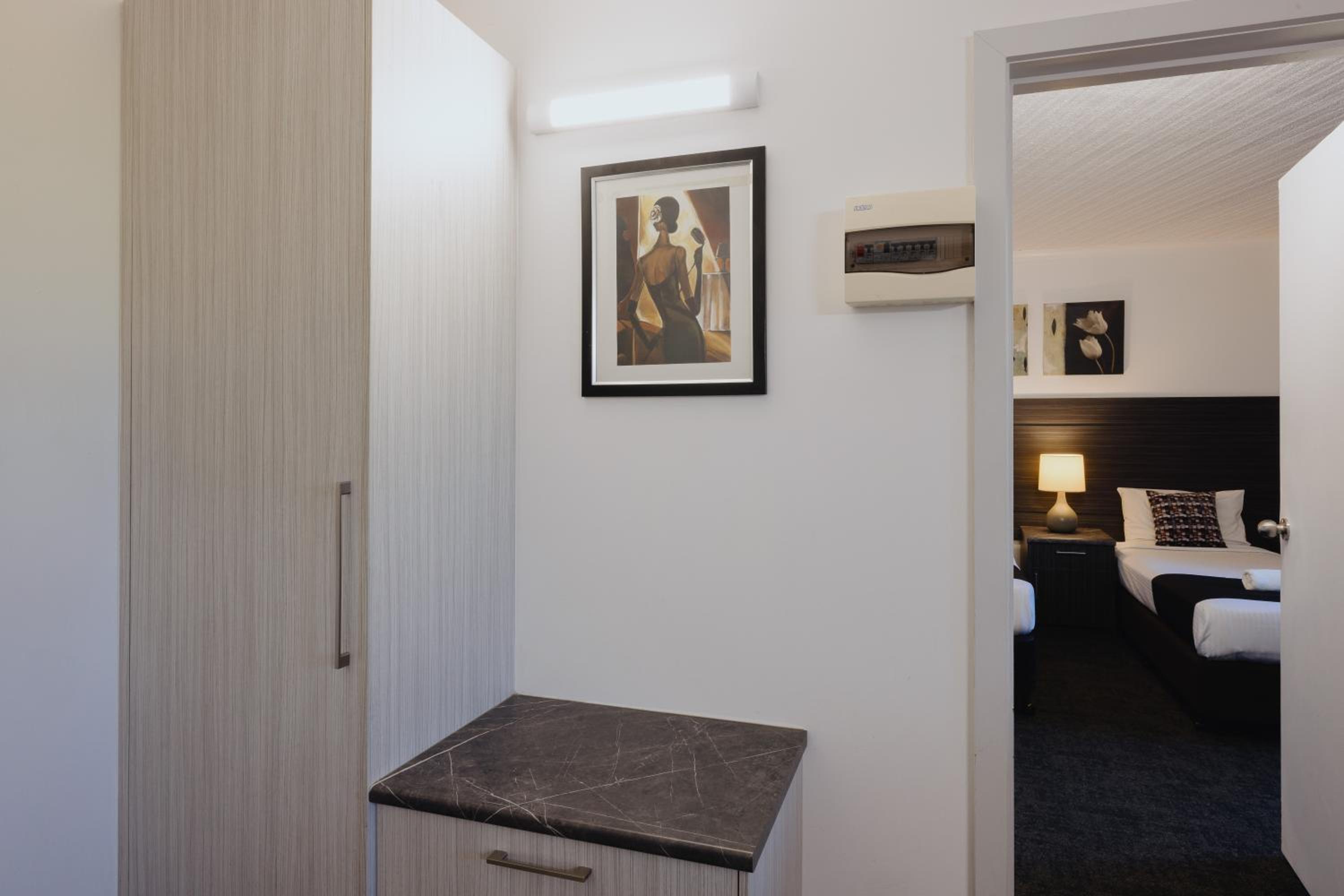 Quadruple Room with King Bed and Two Single Beds - Non Smoking - Photo 4