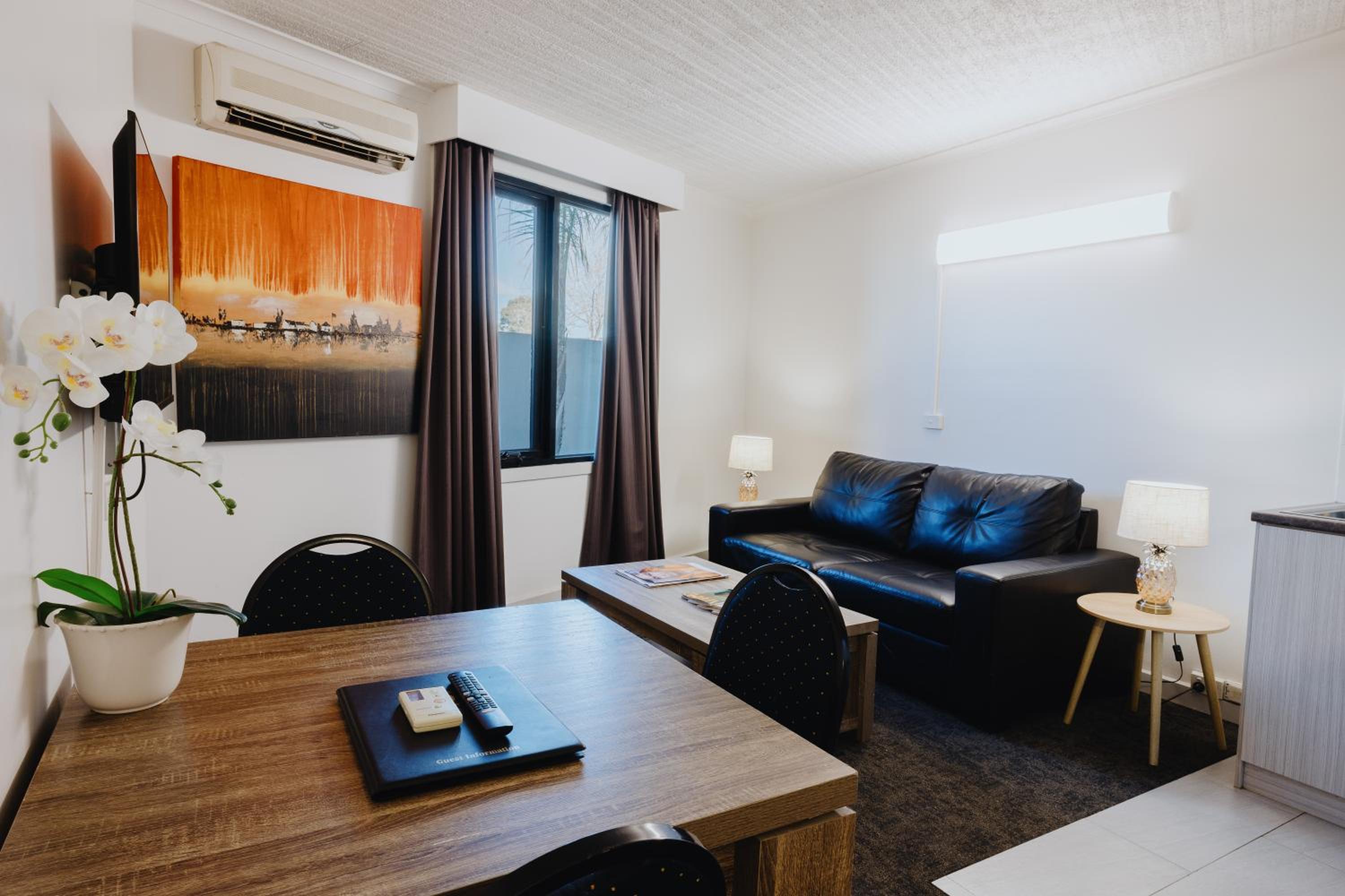 Quadruple Room with King Bed and Two Single Beds - Non Smoking - Photo 3