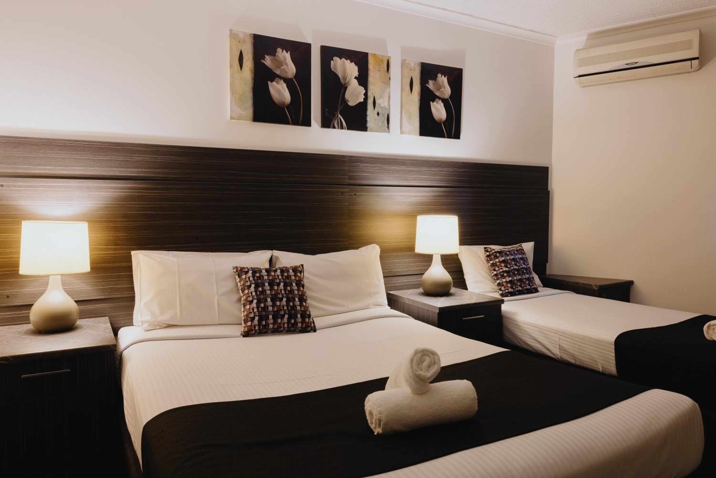 Quadruple Room with King Bed and Two Single Beds - Non Smoking - Photo 2