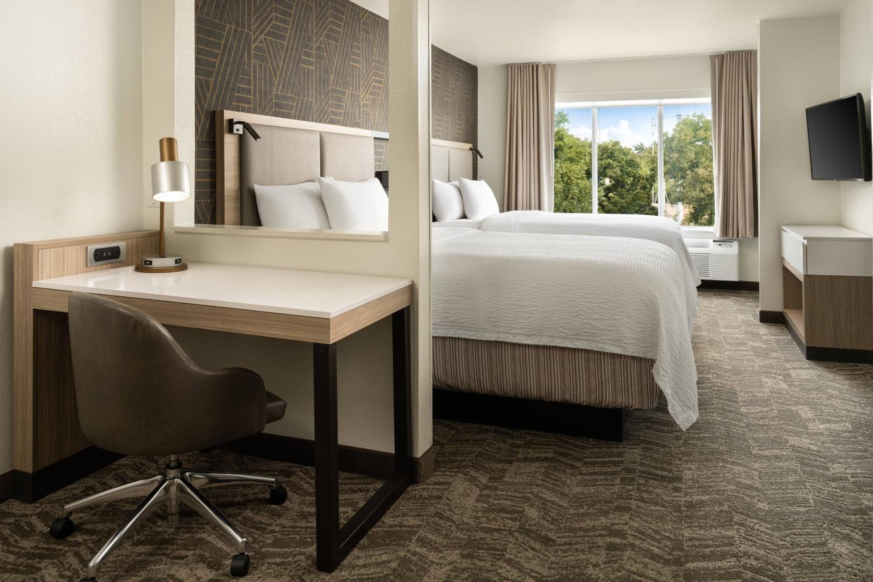 Queen Suite with Sofa Bed and Roll-in Shower - Mobility and Hearing Accessible