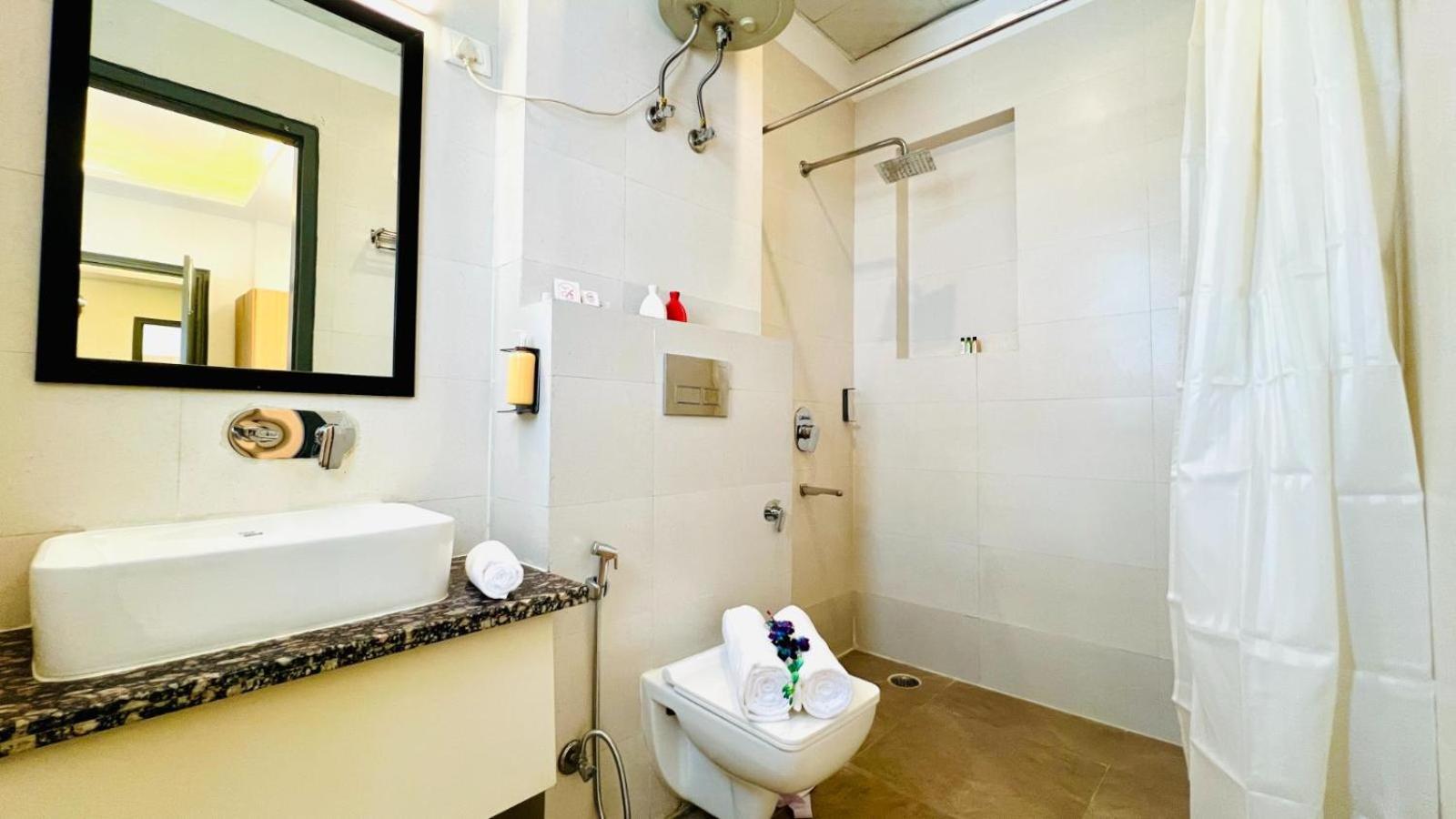 Deluxe Room with Balcony - Photo 6