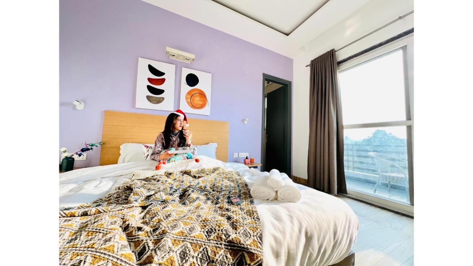 Deluxe Room with Balcony - Photo 2