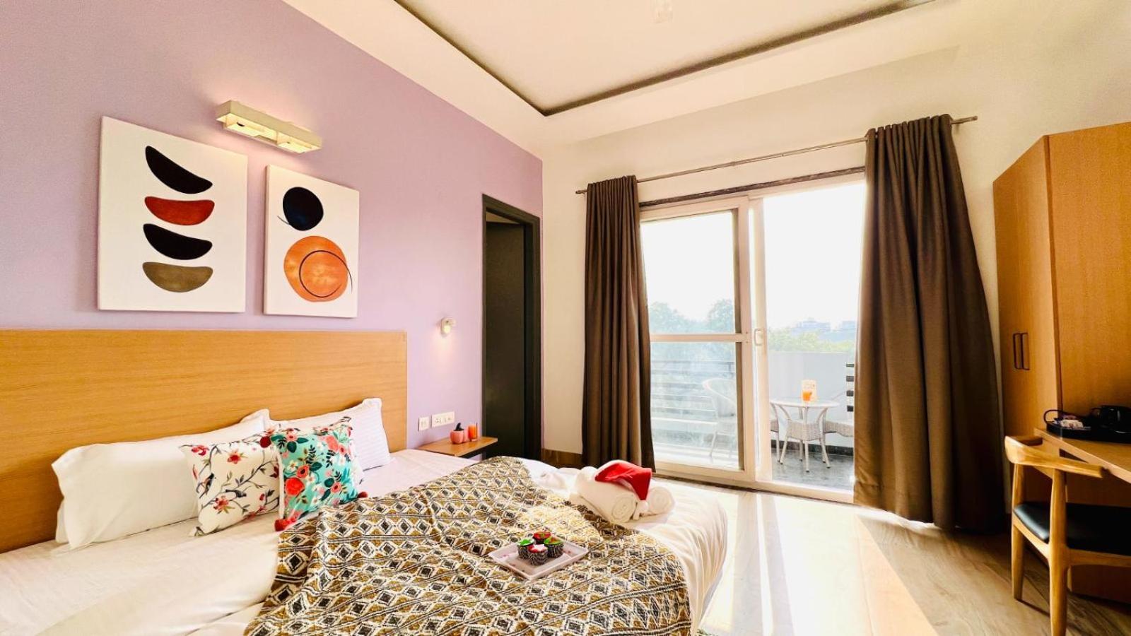 Deluxe Room with Balcony - Photo 4