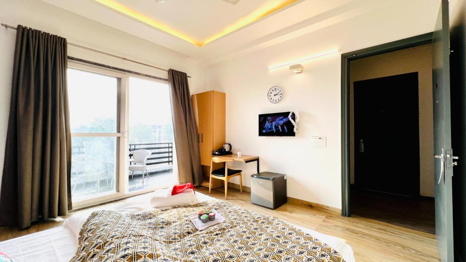 Deluxe Room with Balcony - Photo 3
