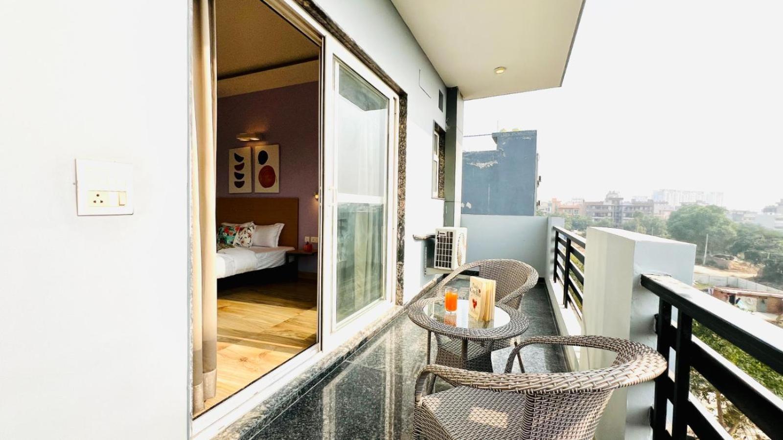 Deluxe Room with Balcony - Photo 7