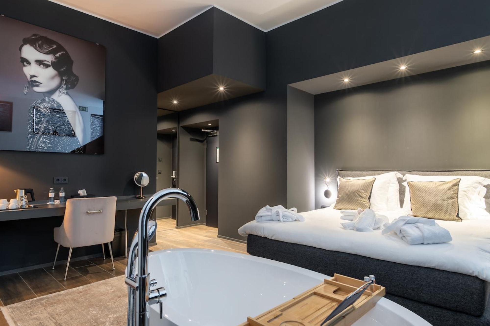 Deluxe King Suite photo 3