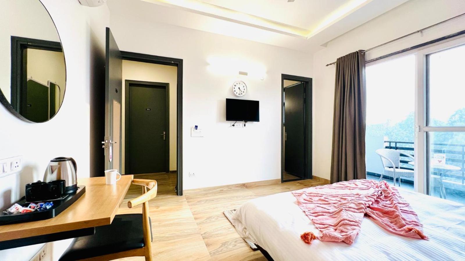 Deluxe Room with Balcony - Photo 5