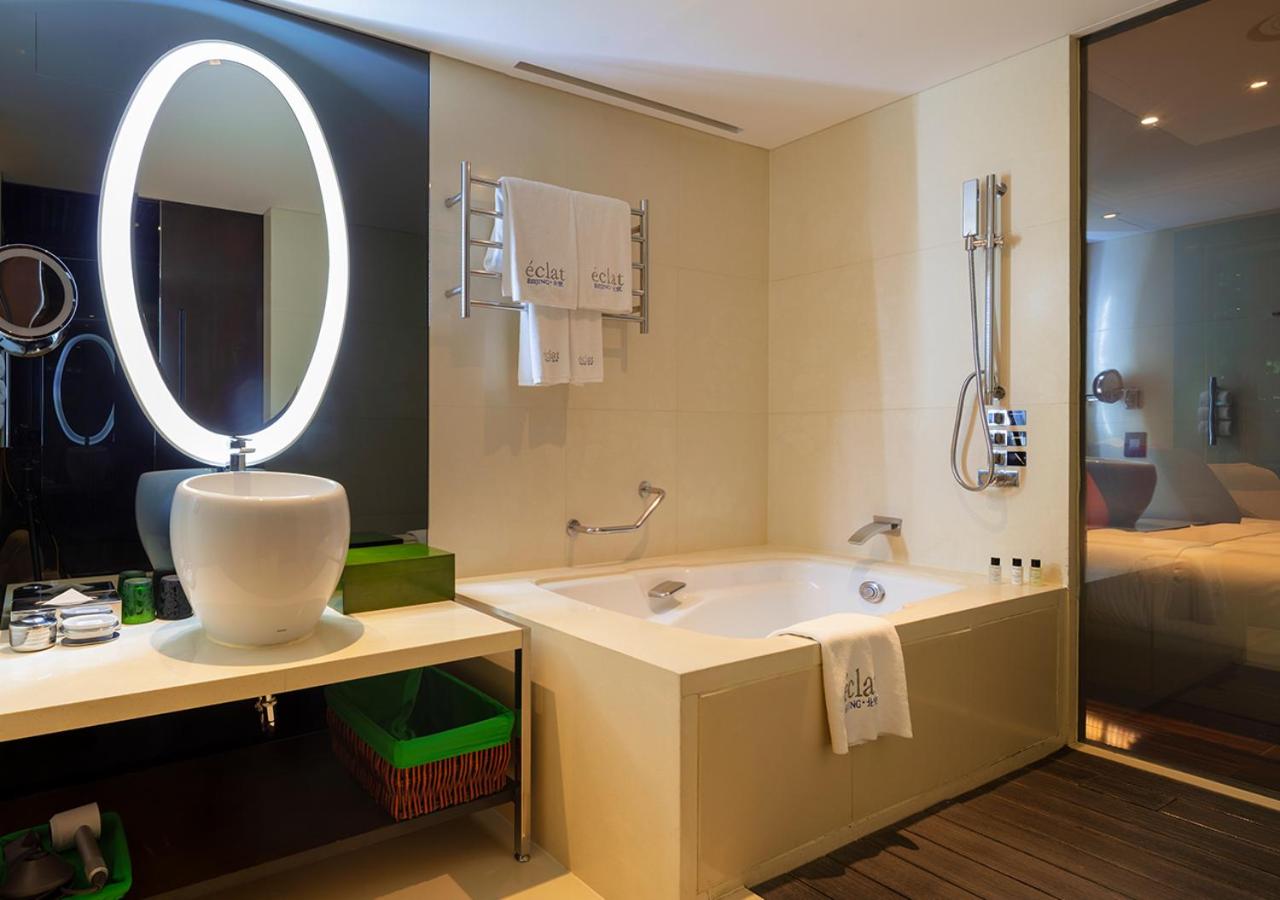 bathroom with a bathtub, sink, and mirror