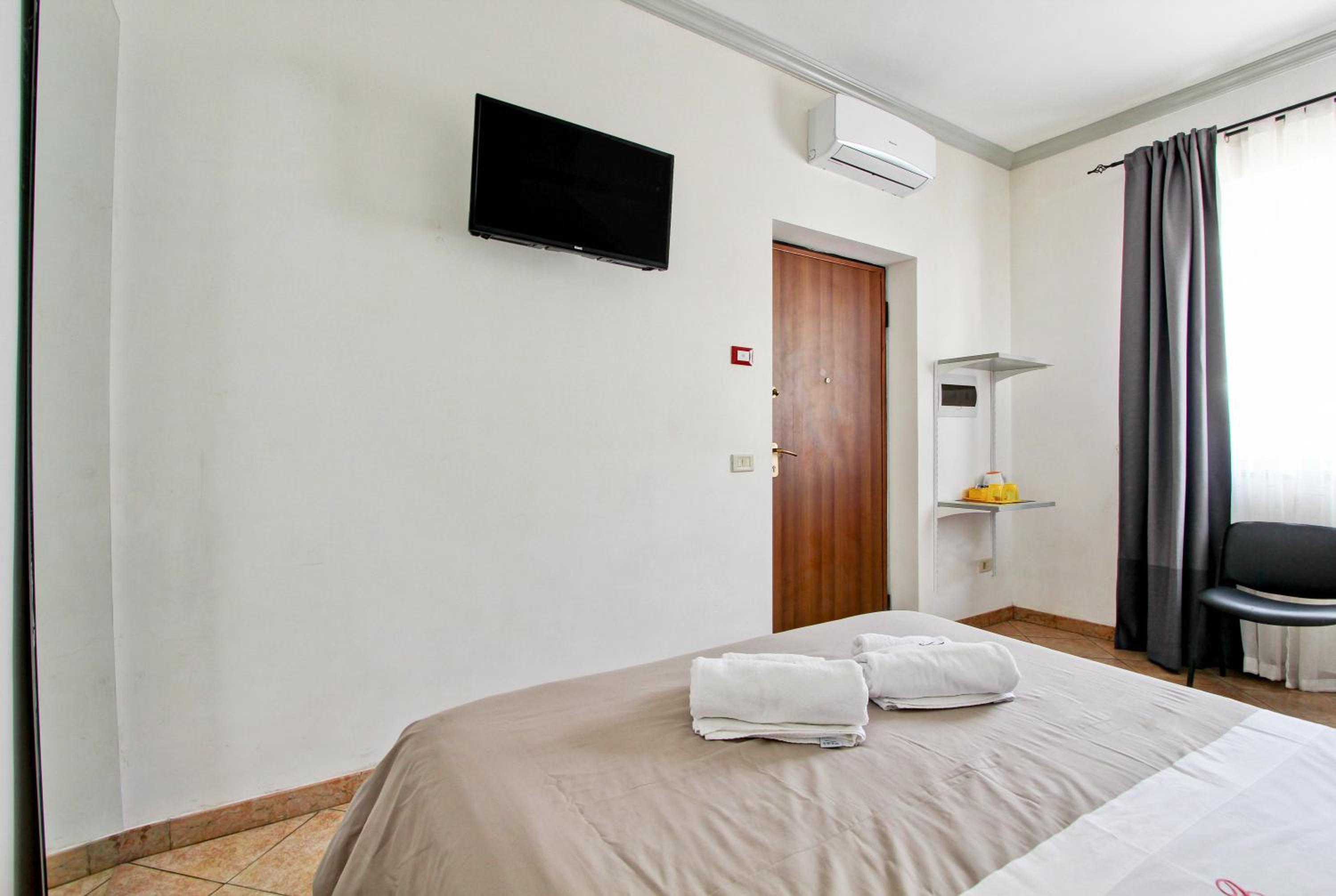 Double Room with Private Bathroom photo 2
